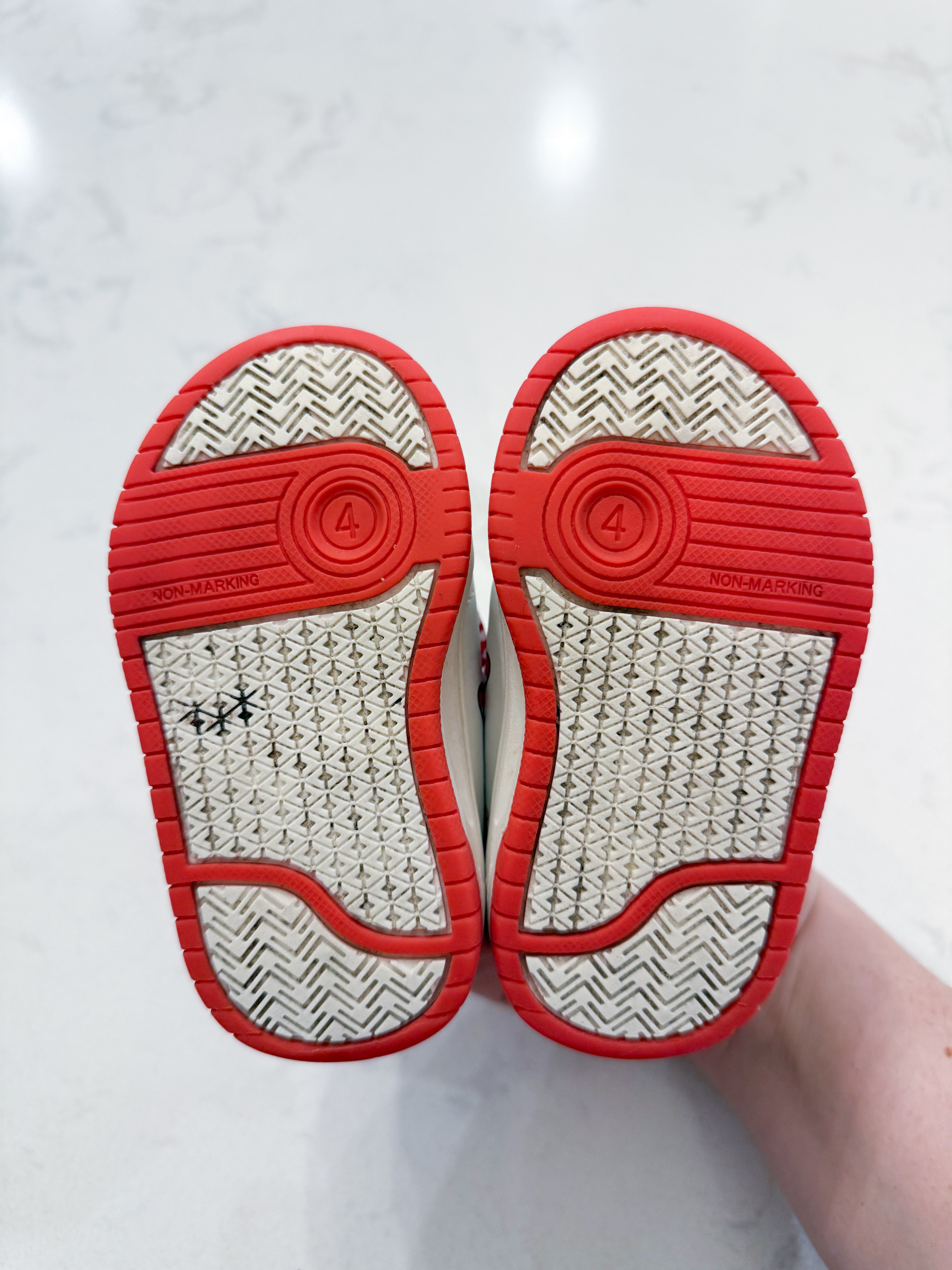 Disney Baby- 4C- GUC- white Velcro Minnie shoes with bow