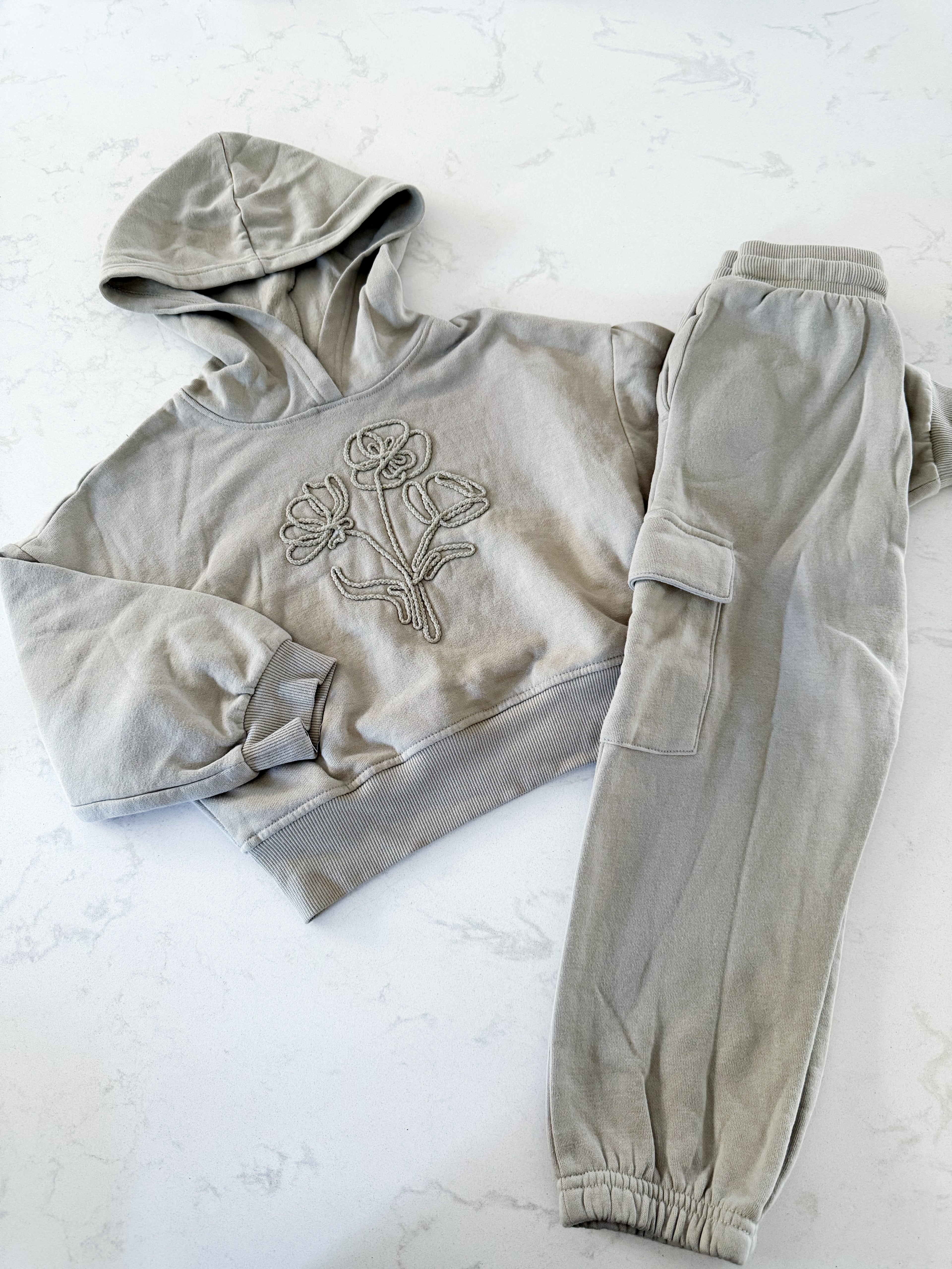 George-4-5Y- GUC- light sage sweat set with embroidered flowers