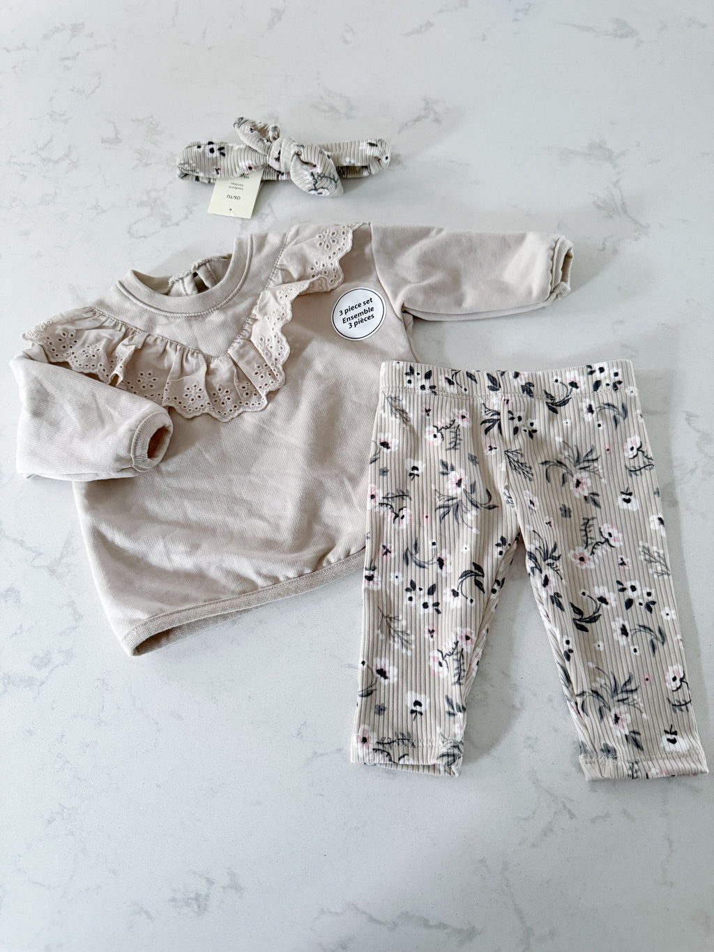 George- 0-3m- BNWT- 3 piece matching set light beige floral pattern with ribbed leggings, lace and matching bow