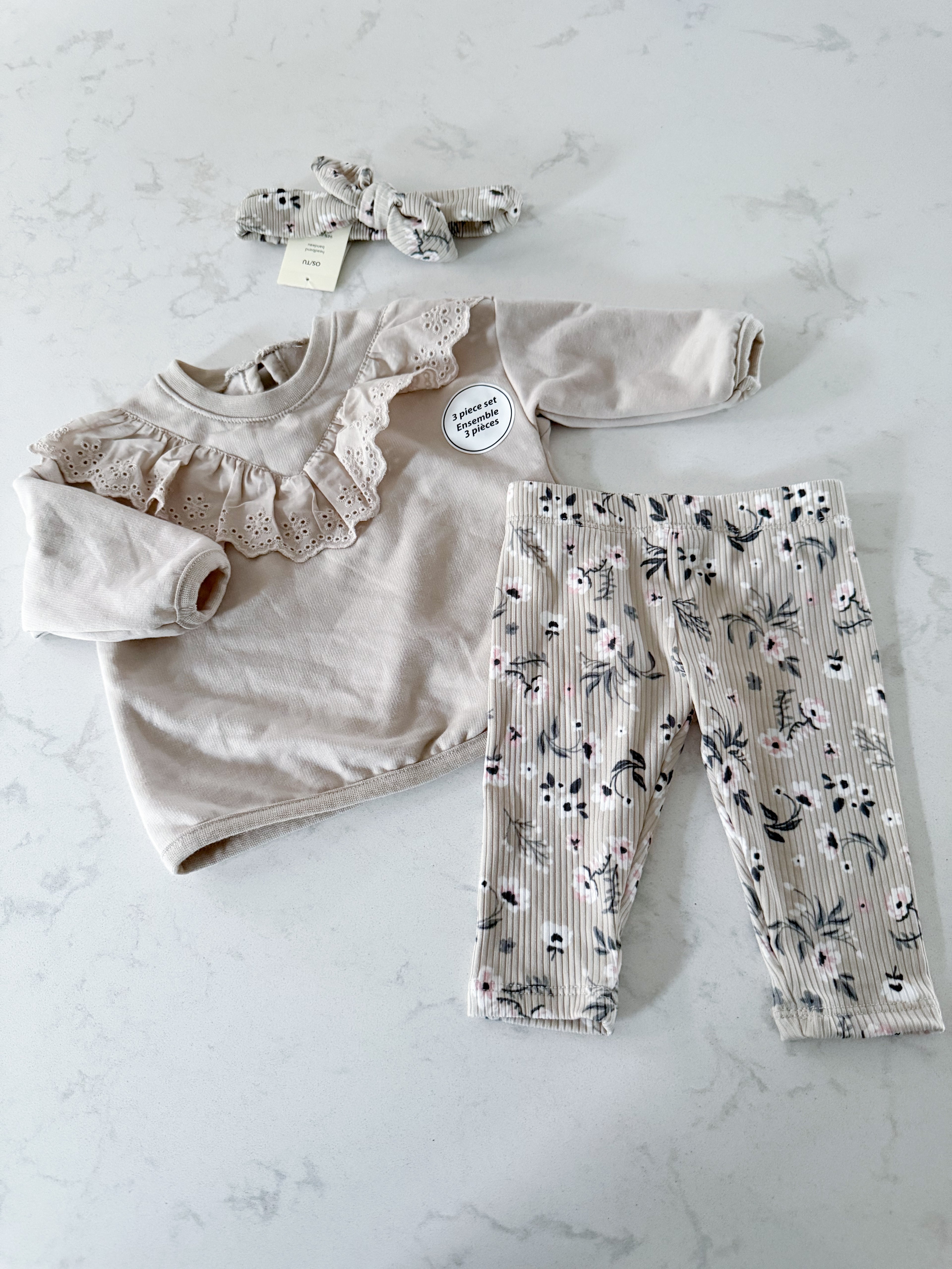 George- 0-3m- BNWT- 3 piece matching set light beige floral pattern with ribbed leggings, lace and matching bow