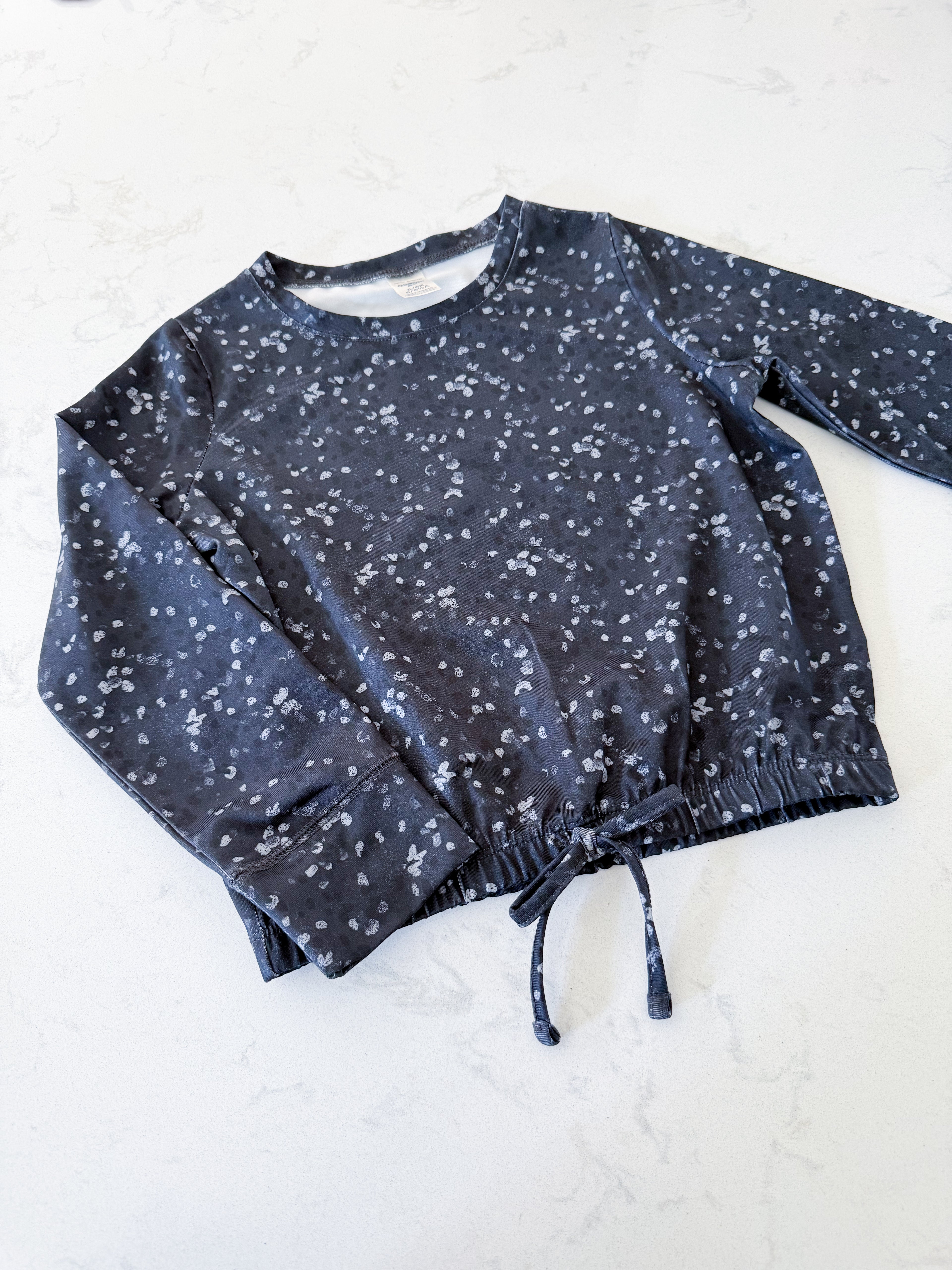 Oshkosh- 6/6X- VGUC- black long sleeve rash guard with white speckles