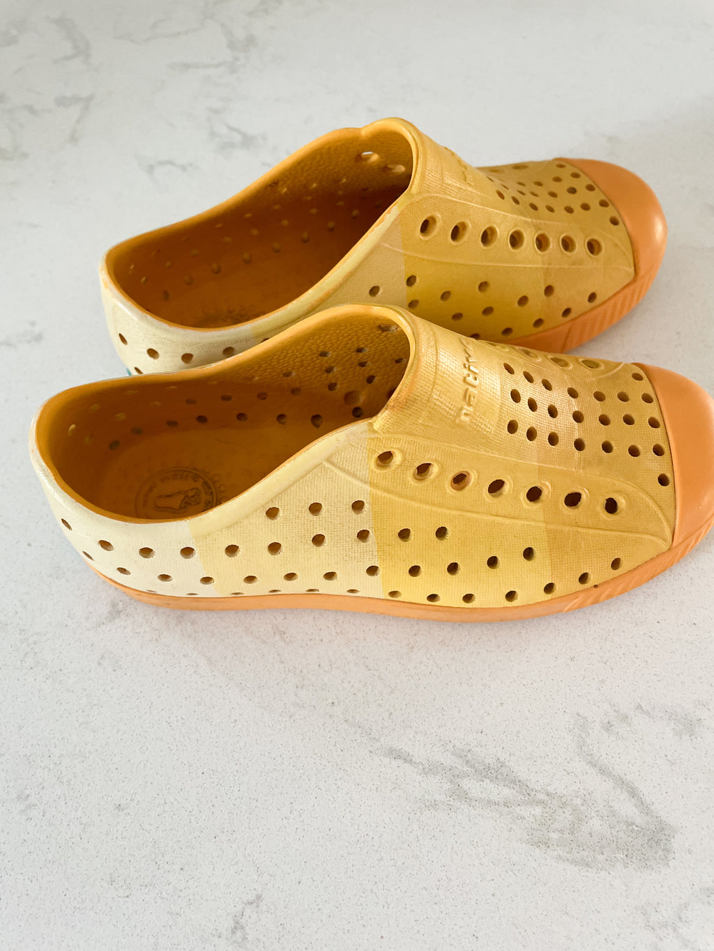 Natives x crayola- 10C- GUC- two tone yellow crayola slip on sandals