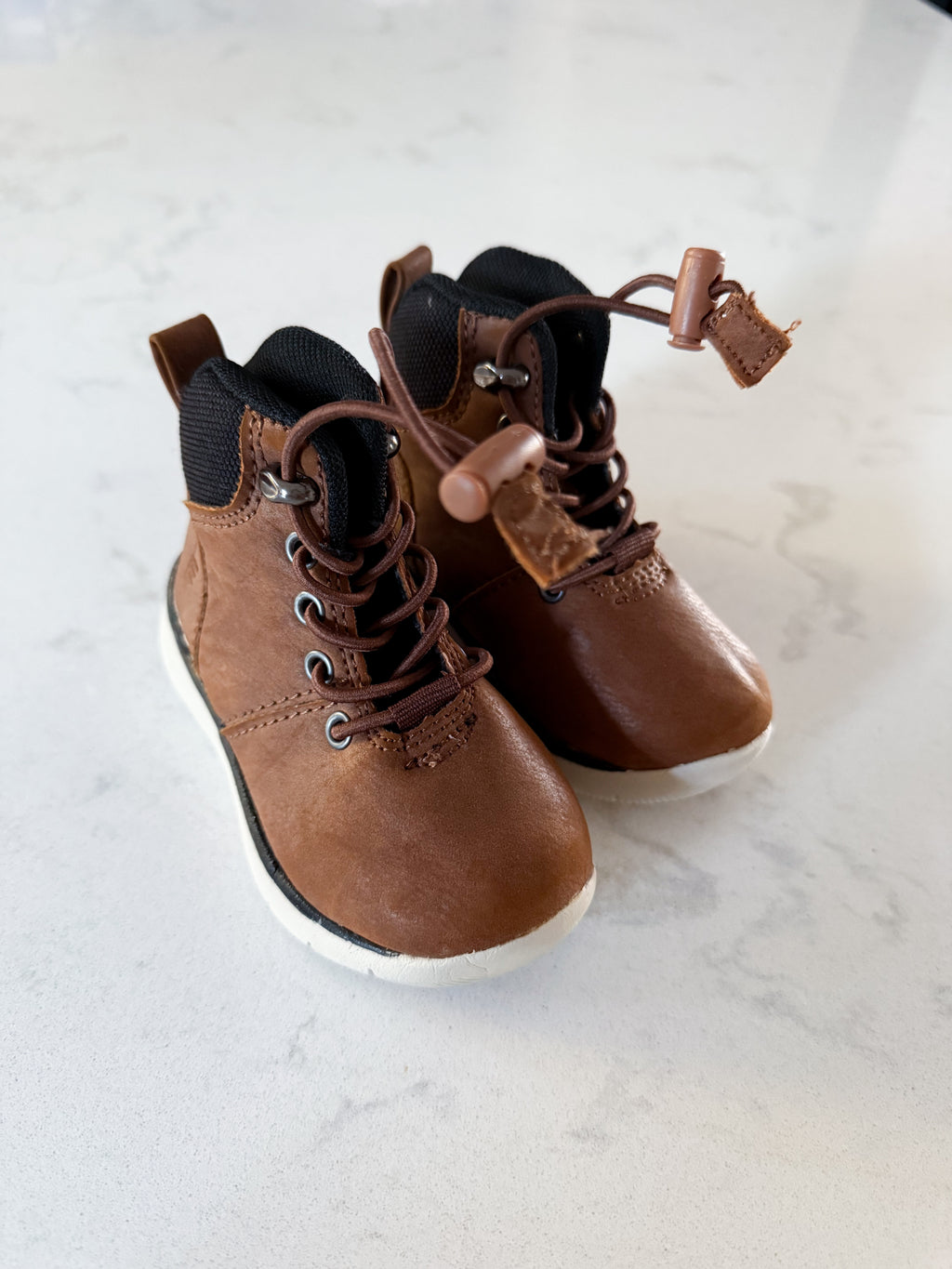 London Fog- 5C- VGUC- brown elastic lace fall boots