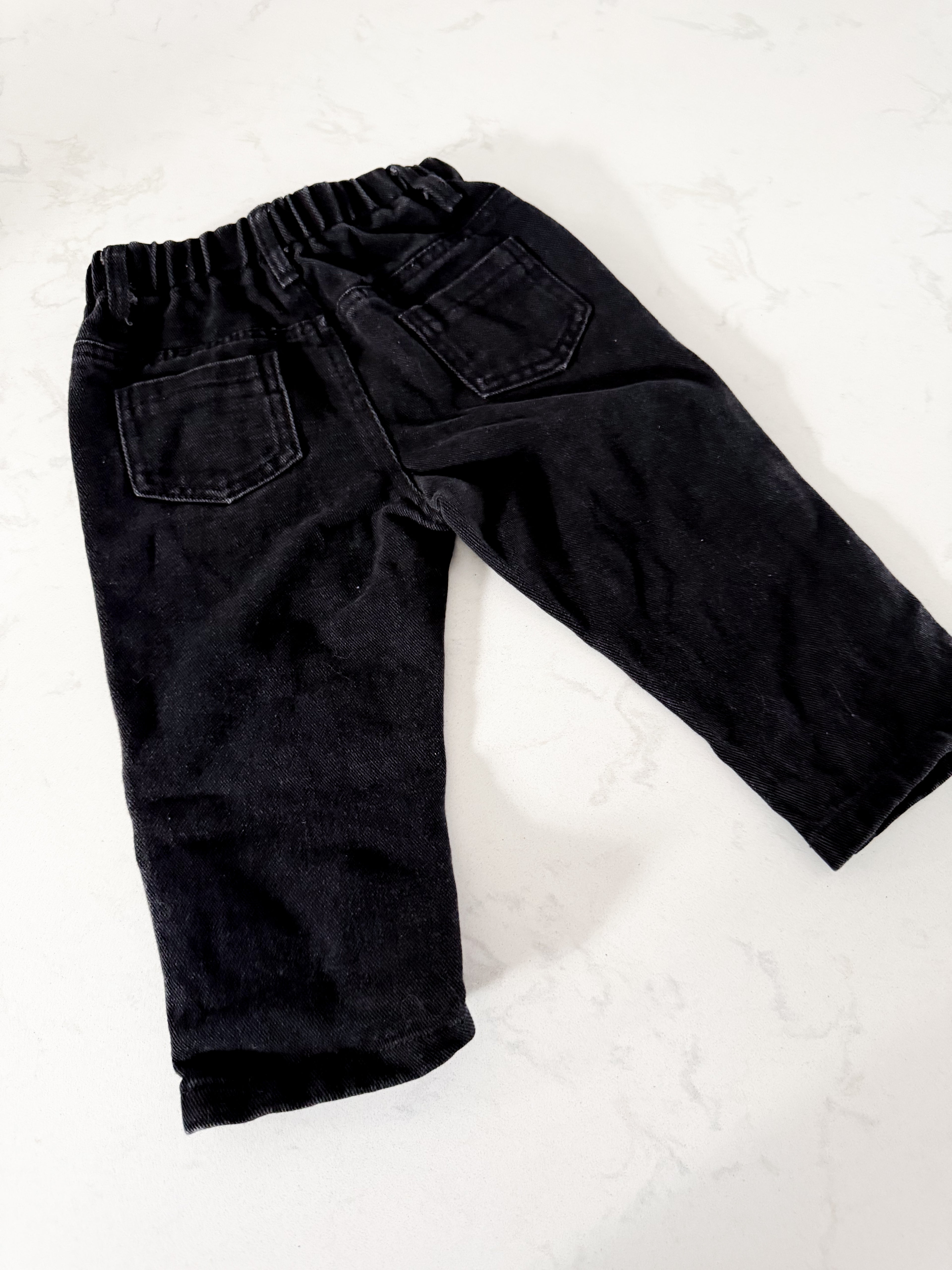 SHEIN- fits 2T+ VGUC- black jeans with white daisies