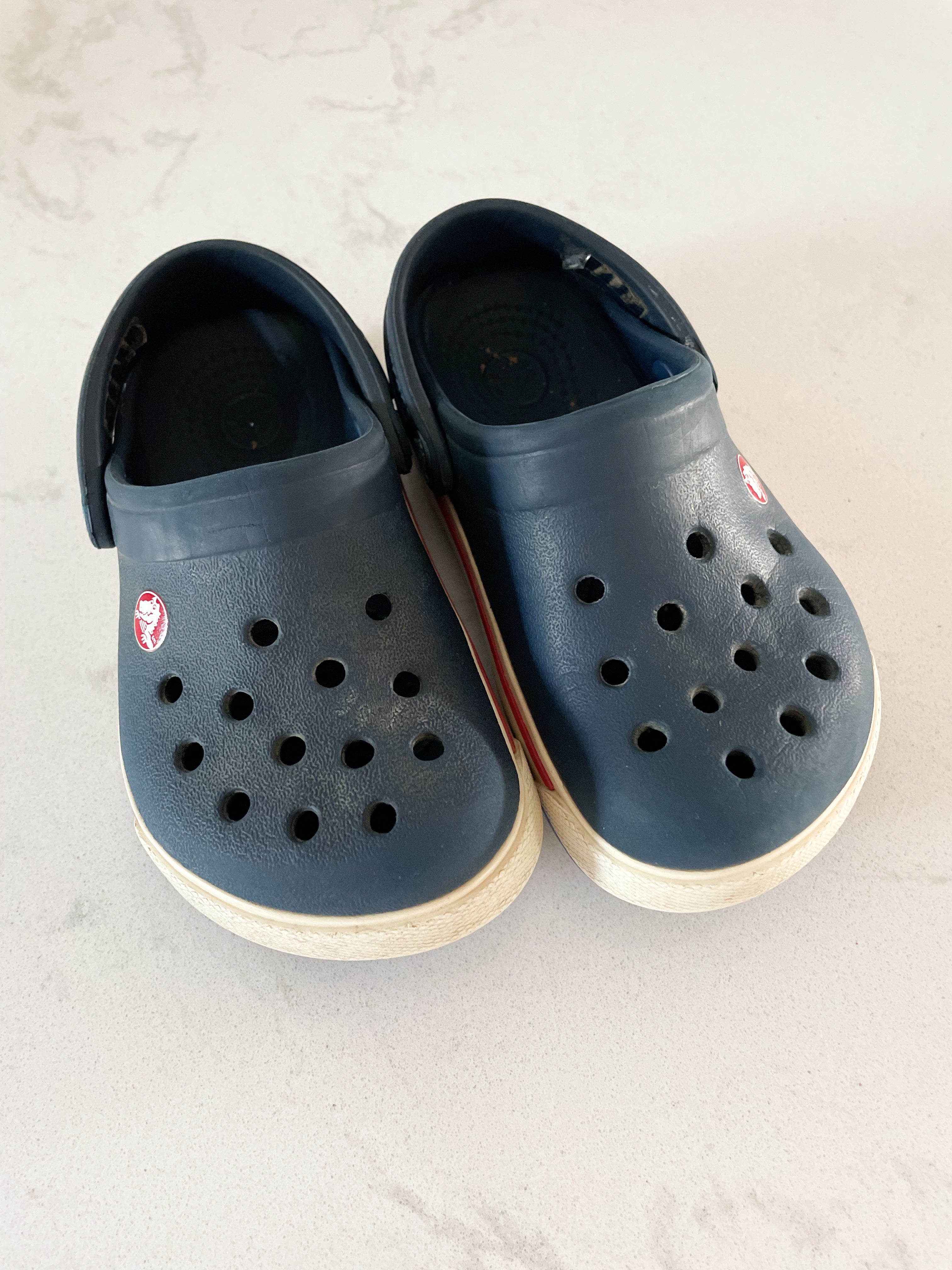 Crocs-6C- PLAY- navy crocs with red stripe