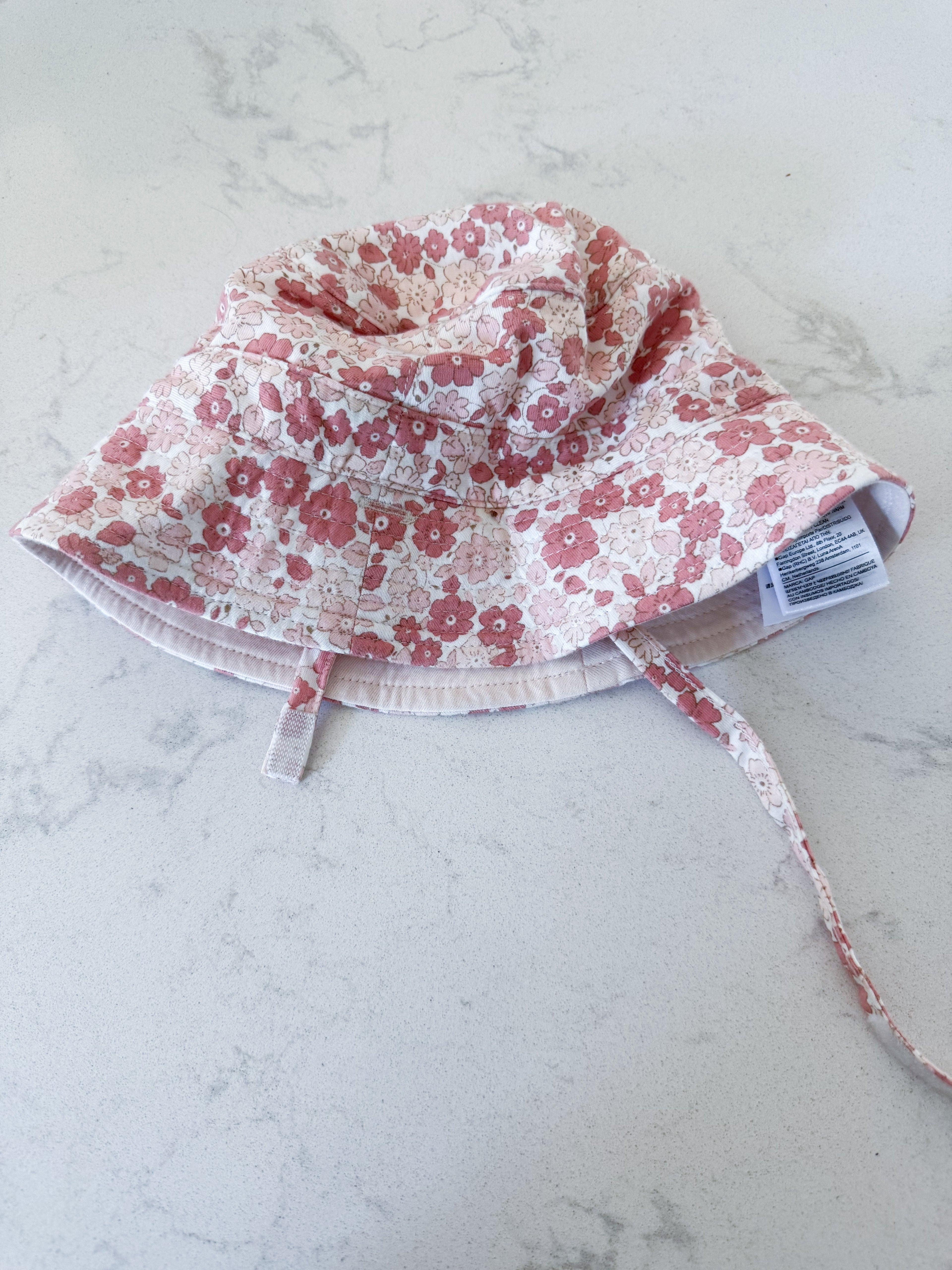 Gap- 6-12m- VGUC- multi shade pink floral hat with tie up