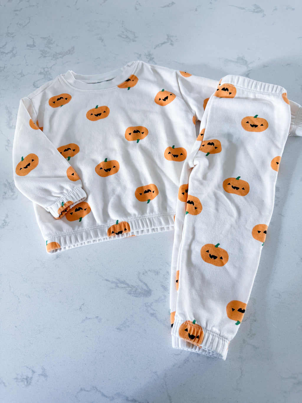 Old Navy- 18-24m- GUC- cream coloured two piece sweat set with jack-o-lanterns