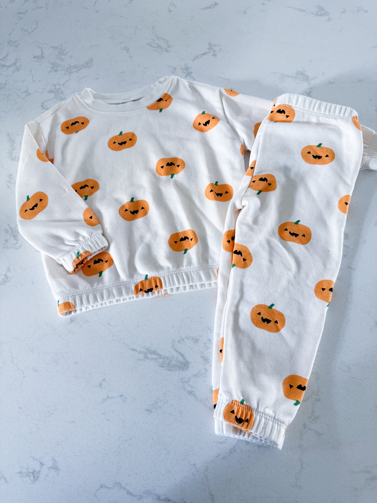 Old Navy- 18-24m- GUC- cream coloured two piece sweat set with jack-o-lanterns