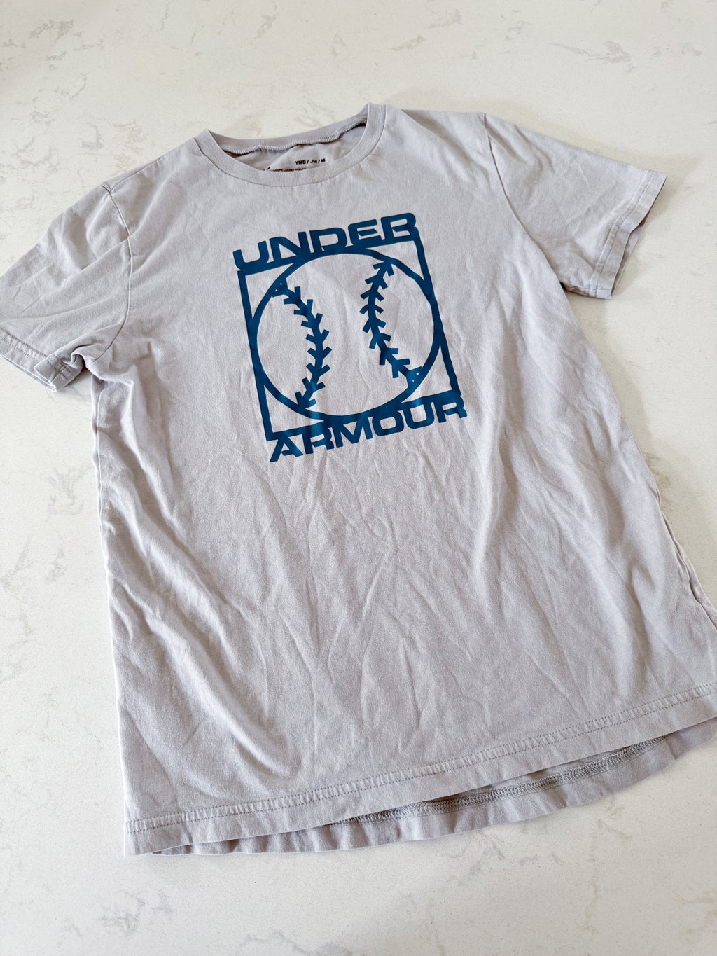 Under Armour- YMD (10-12Y)- PLAY- grey t shirt with baseball graphic