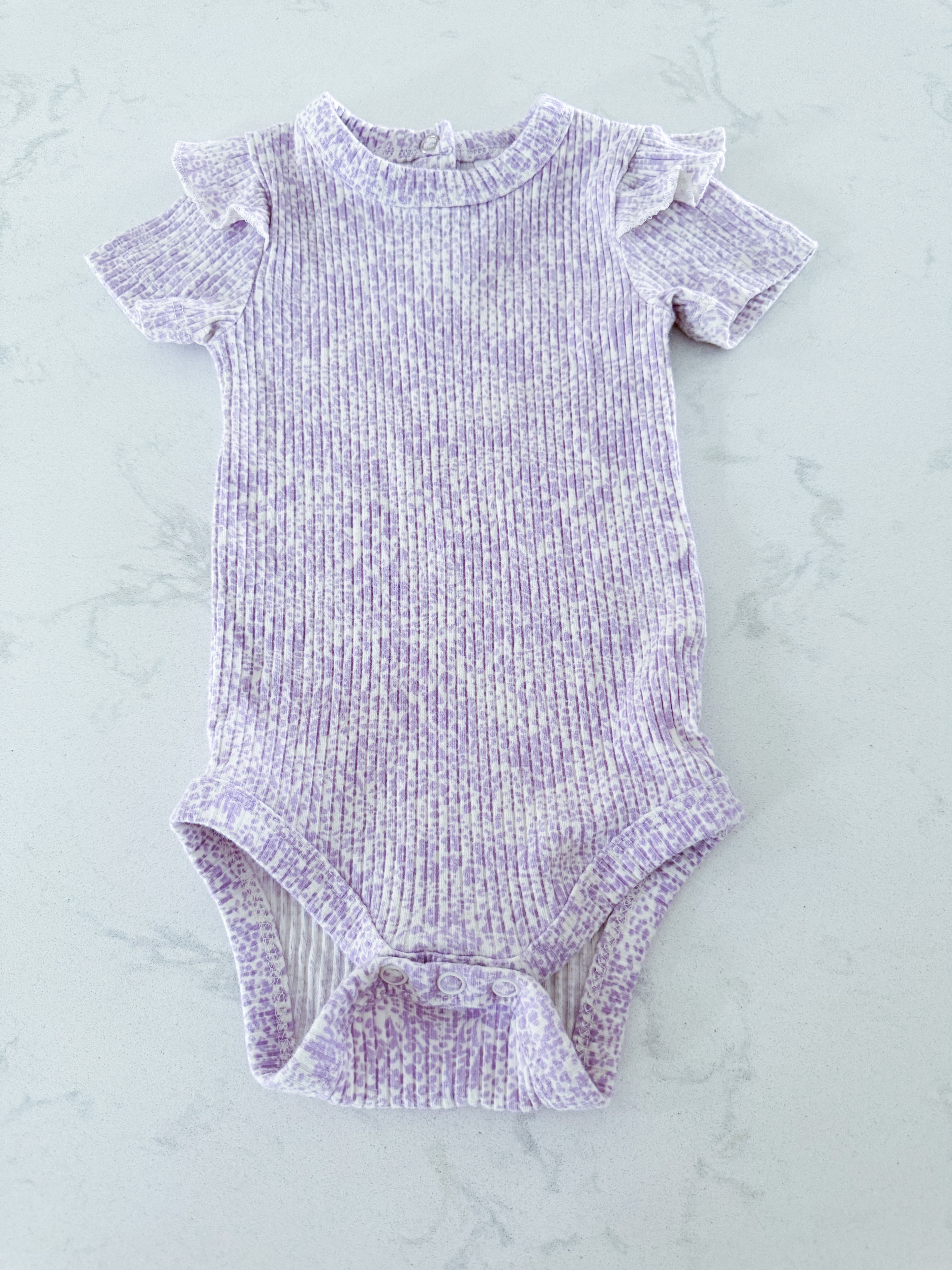 Joe Fresh- 3-6m- VGUC- ribbed purple pattern ruffle sleeve bodysuit