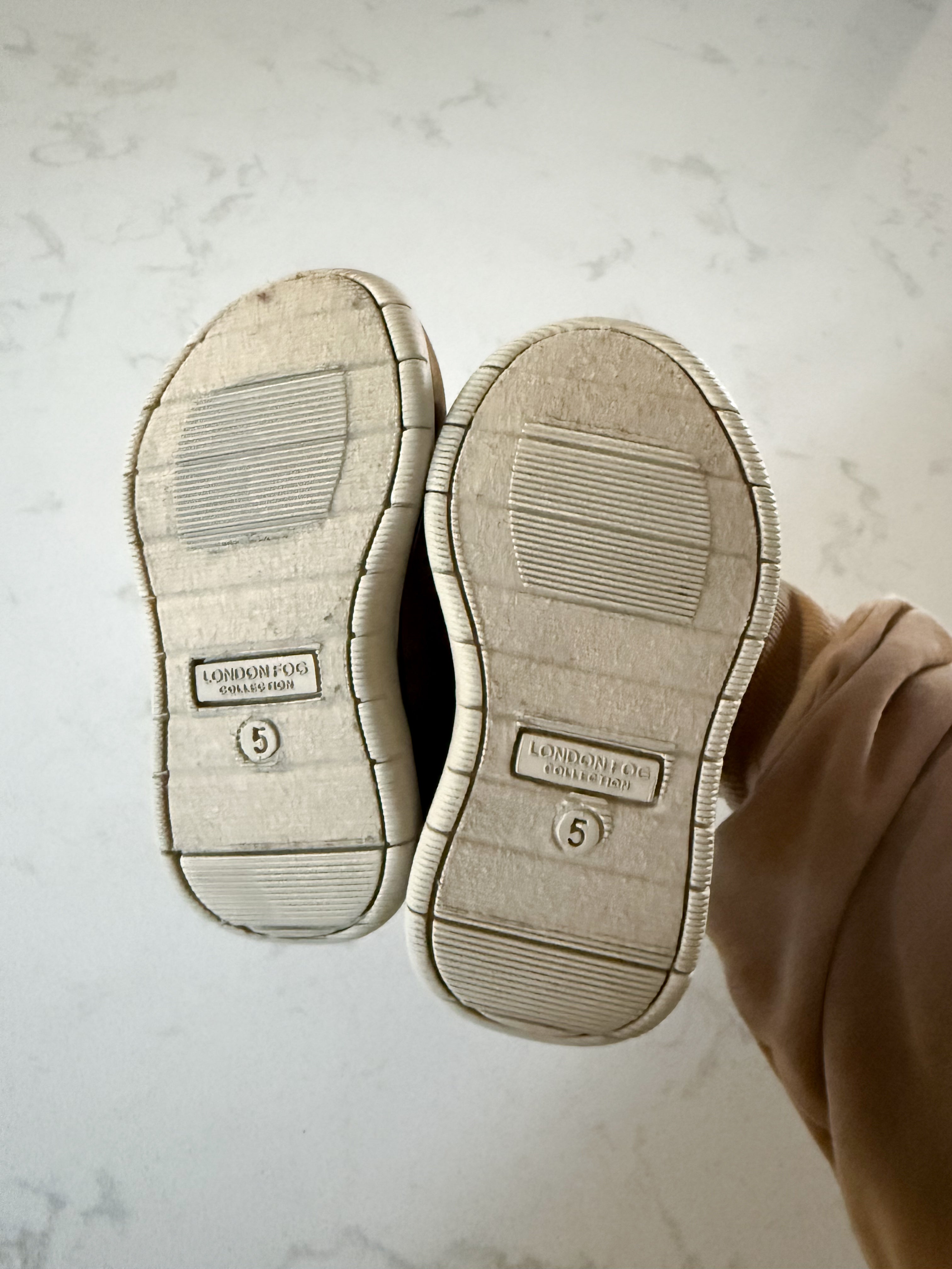 London Fog- 5C- VGUC- brown elastic lace fall boots