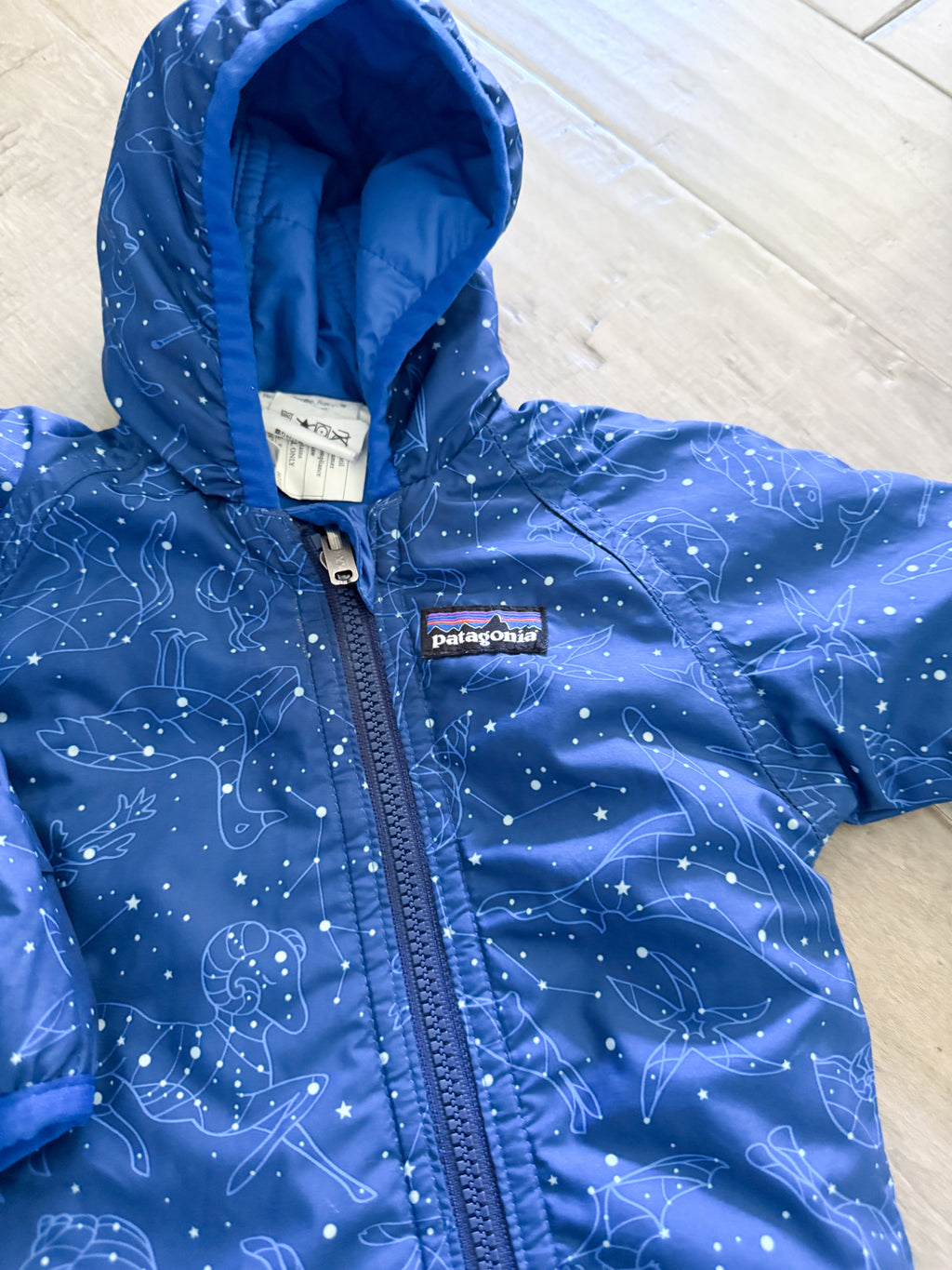 Patagonia- 0m (fits large)- VGUC- blue reversible thin bunting suit with stars