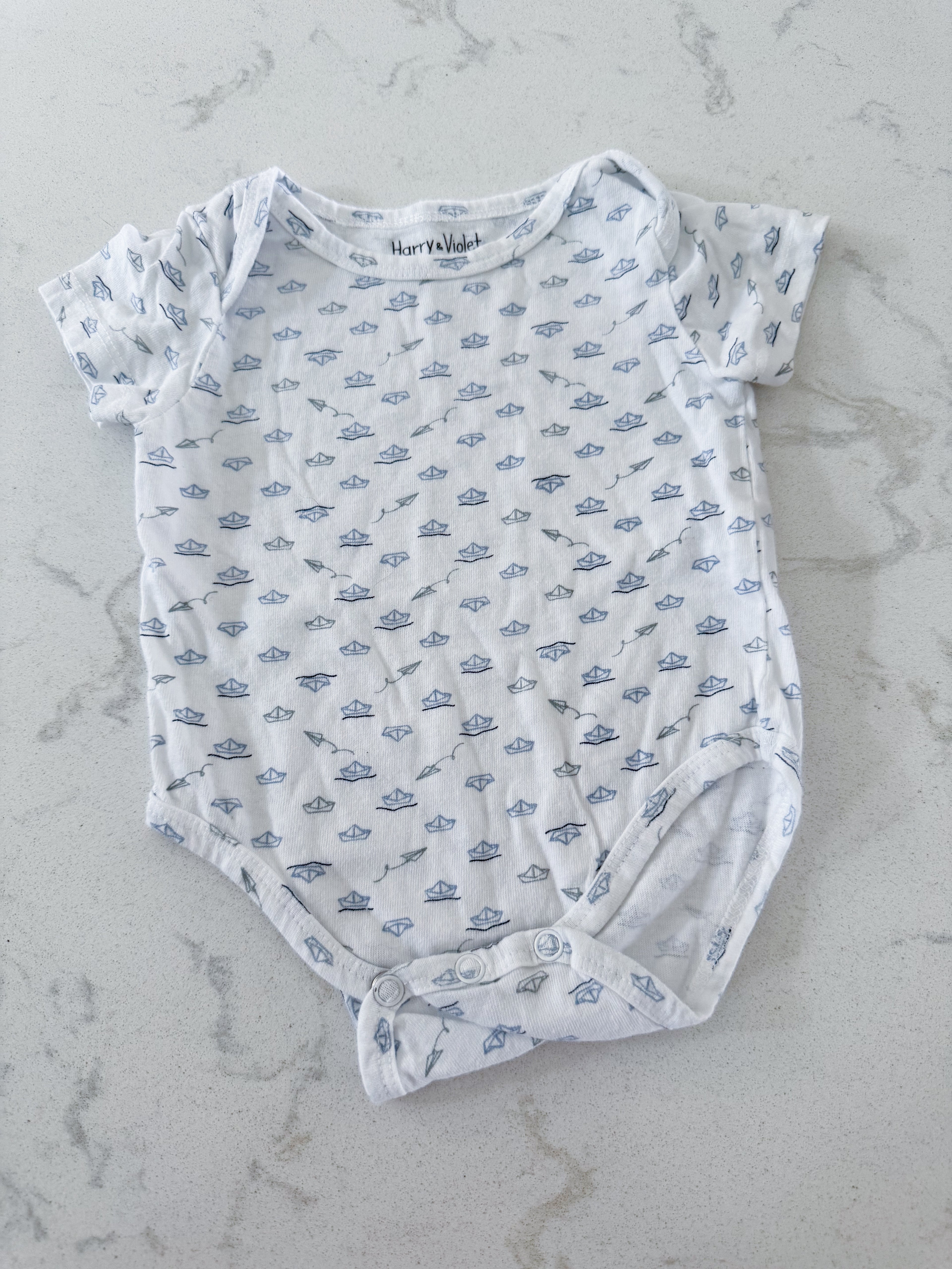Harry and Violet- 0-3m- VGUC- white short sleeve bodysuit with minimalist origami boats pattern