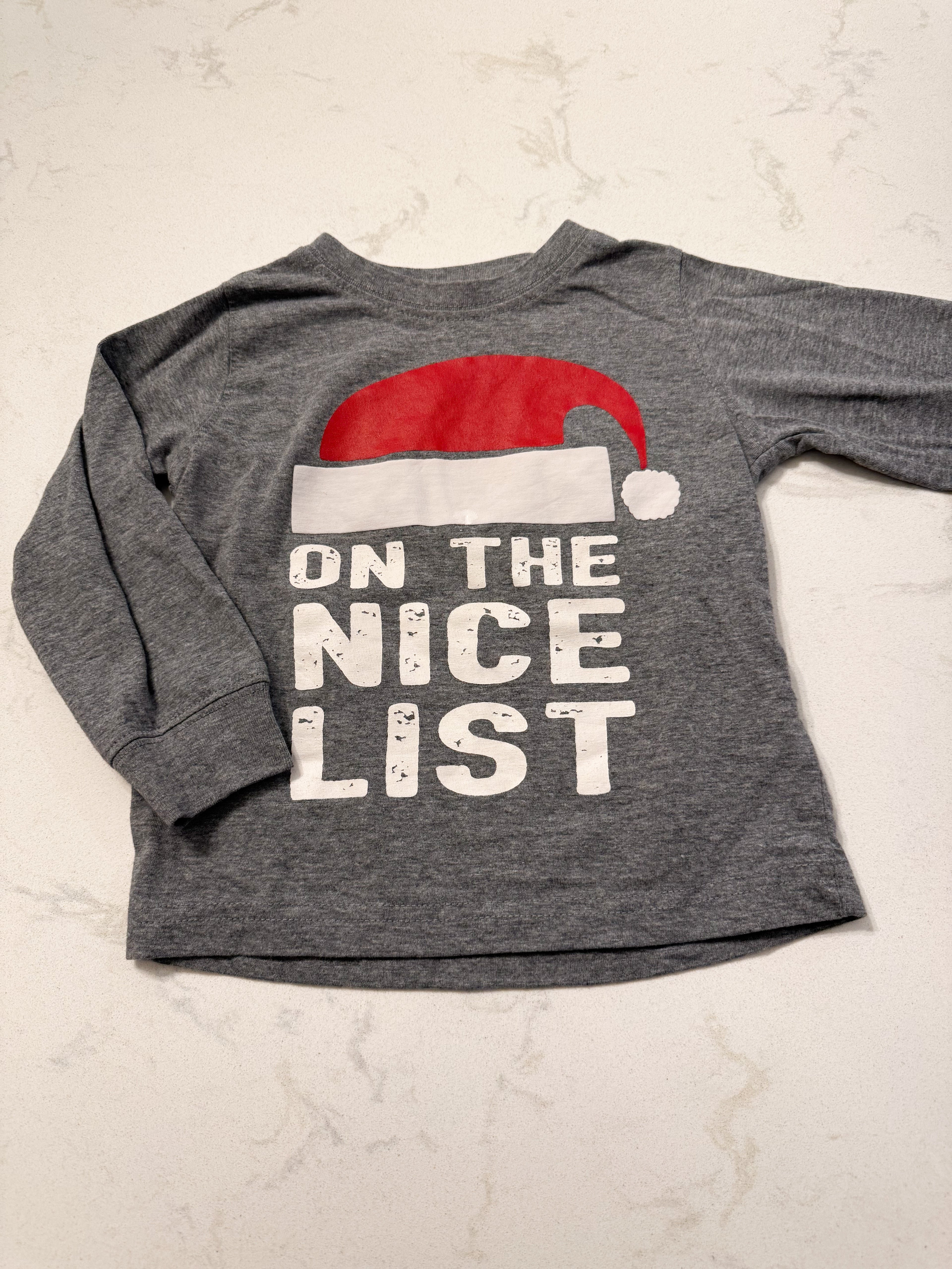 Carter’s- 18m- GUC- long sleeve grey shirt with « on the nice list »