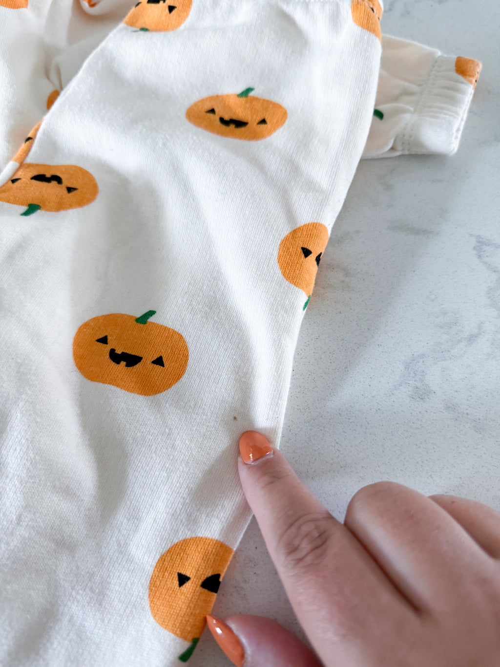 Old Navy- 18-24m- GUC- cream coloured two piece sweat set with jack-o-lanterns