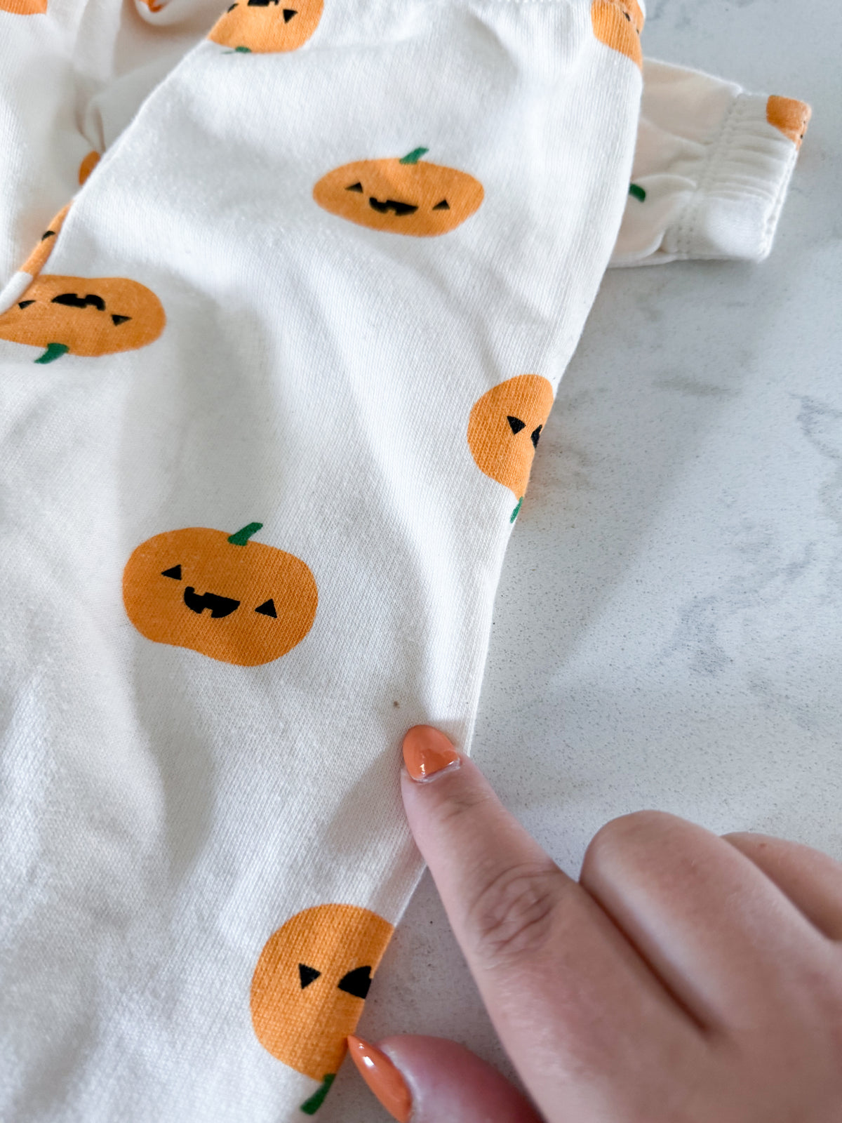 Old Navy- 18-24m- GUC- cream coloured two piece sweat set with jack-o-lanterns