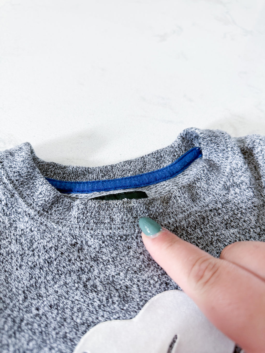 Roots- 6-12m- PLAY- grey speckled crewneck sweater with multicoloured cuffs and logo