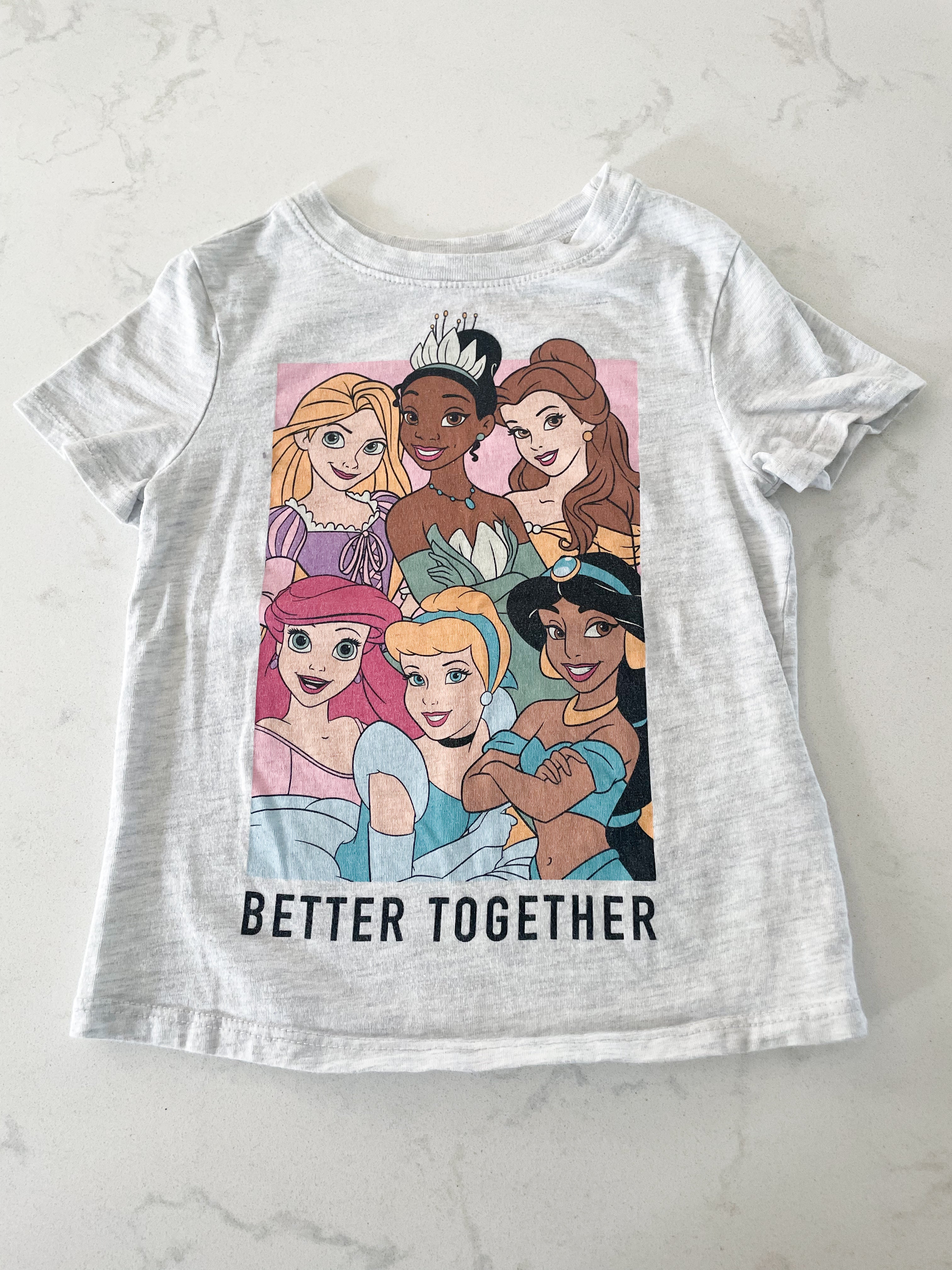 Disney-3T-GUC- light grey t shirt with Disney princesses
