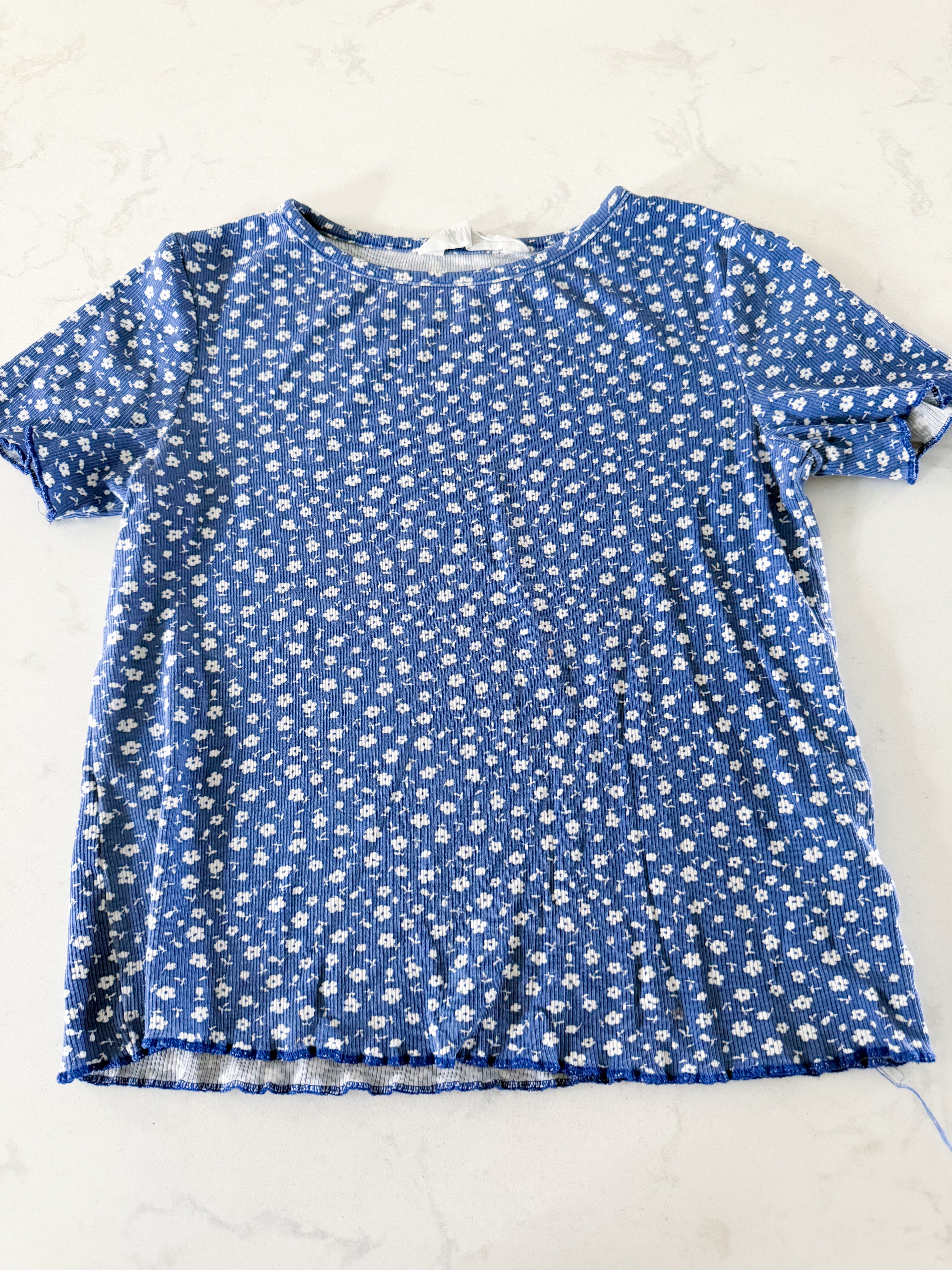 H&M- 6-8Y- VGUC- medium blue ribbed white floral t shirt