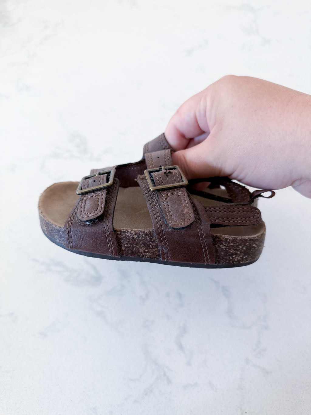 Oshkosh- 7C- GUC- brown strap sandals