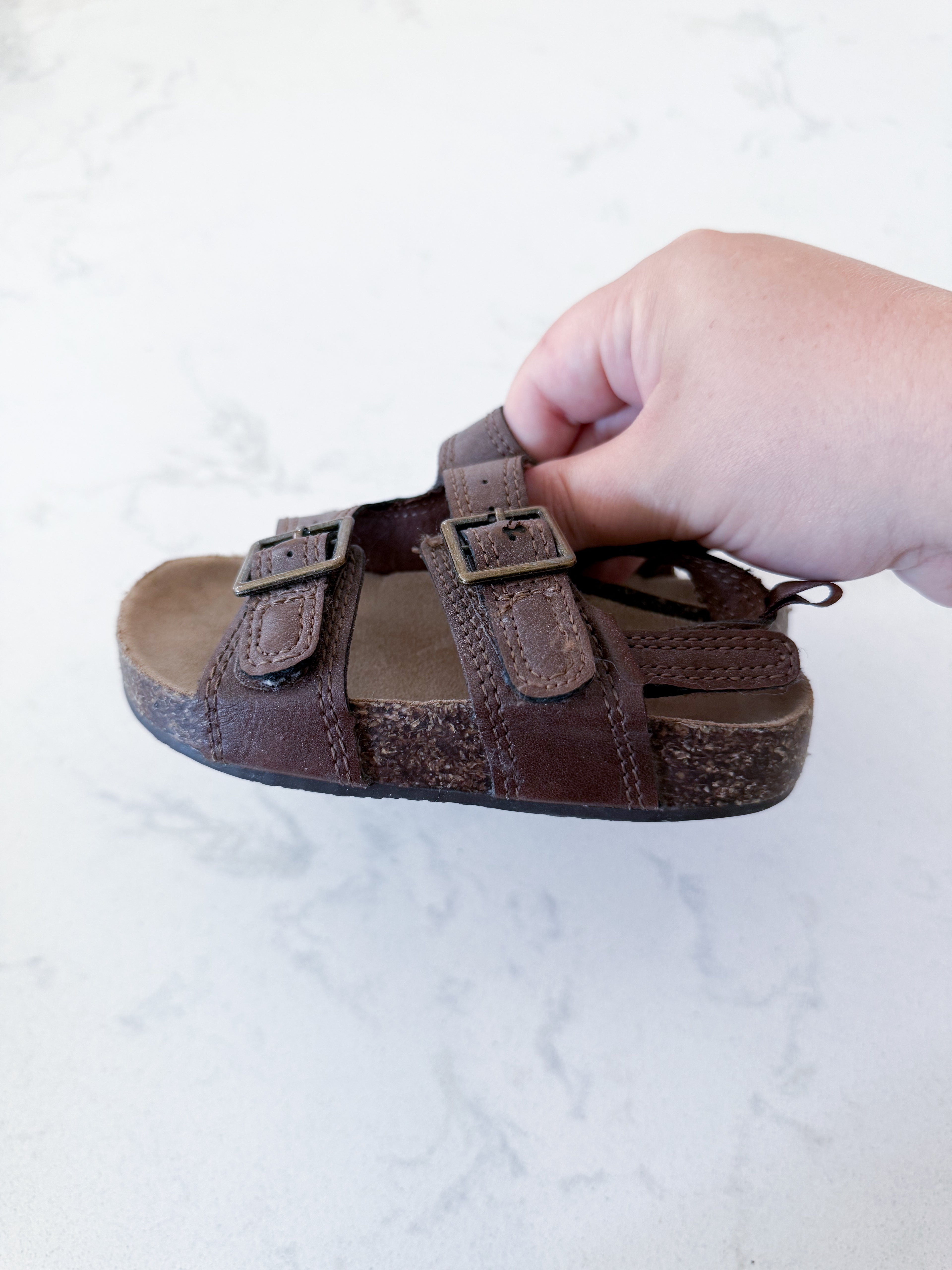 Oshkosh- 7C- GUC- brown strap sandals