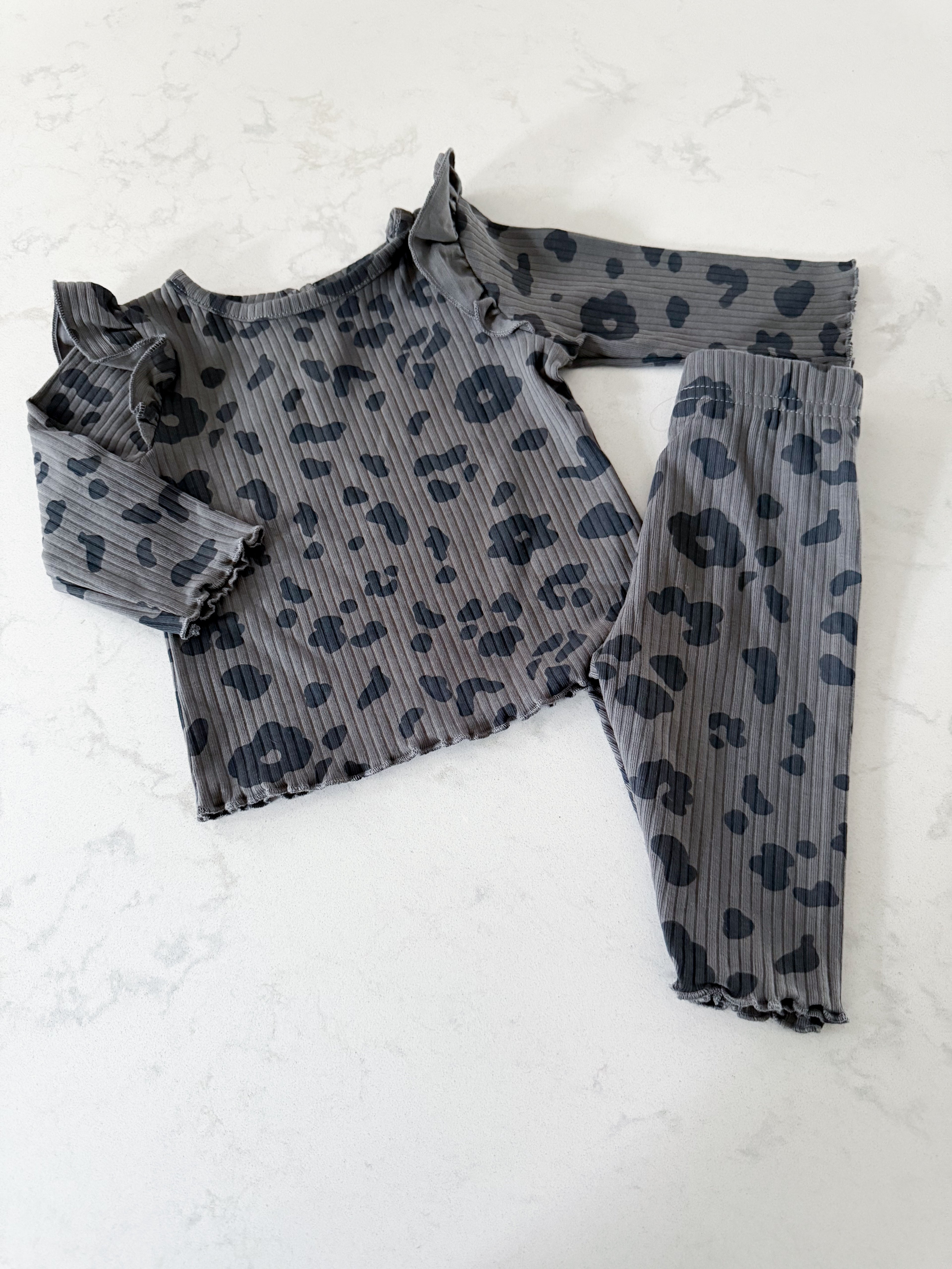 George- 0-3m- VGUC- dark grey ribbed set with leopard print and ruffled shoulders