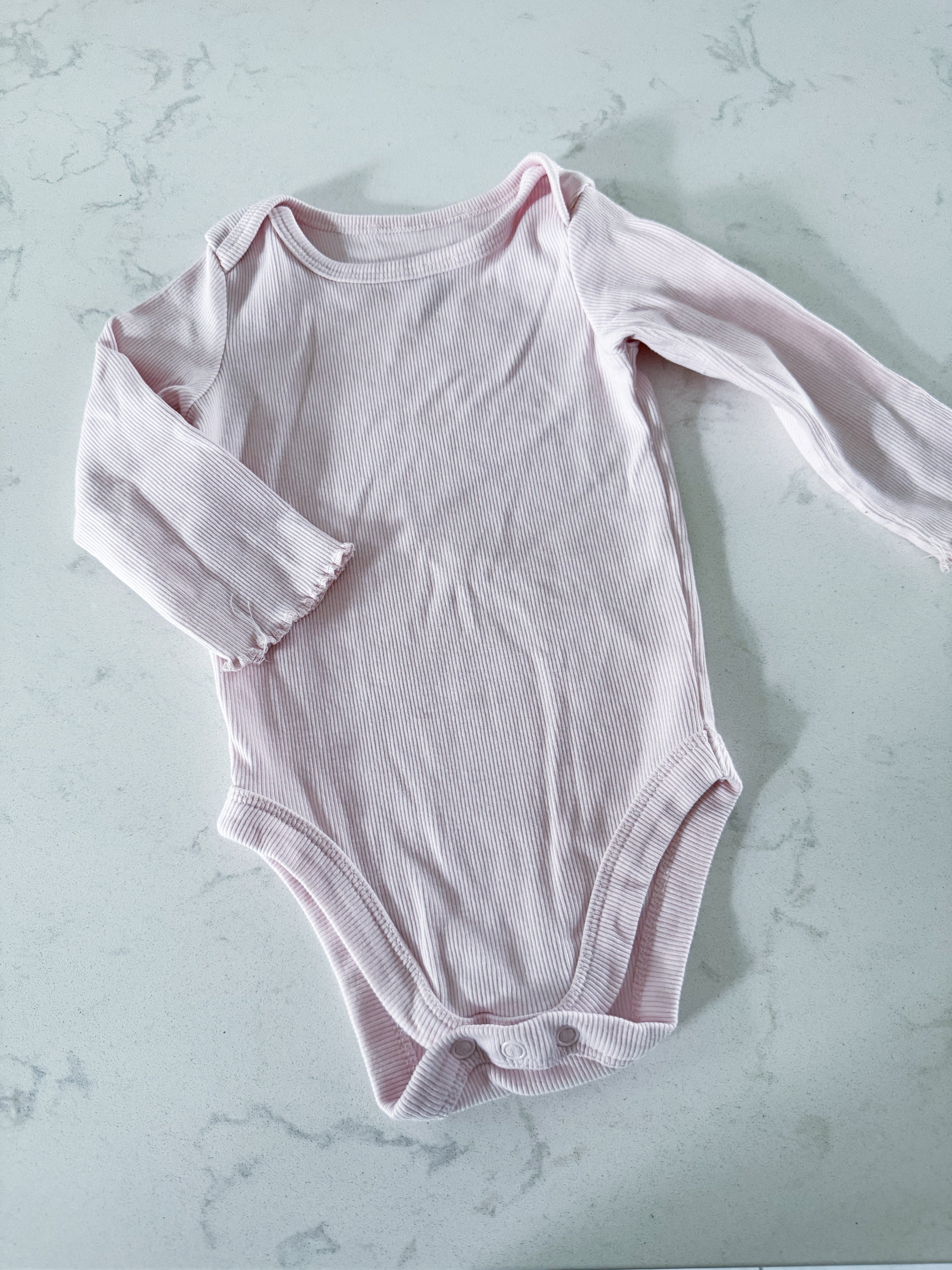 George- 6-12m- VGUC- light pink ribbed long sleeve bodysuit