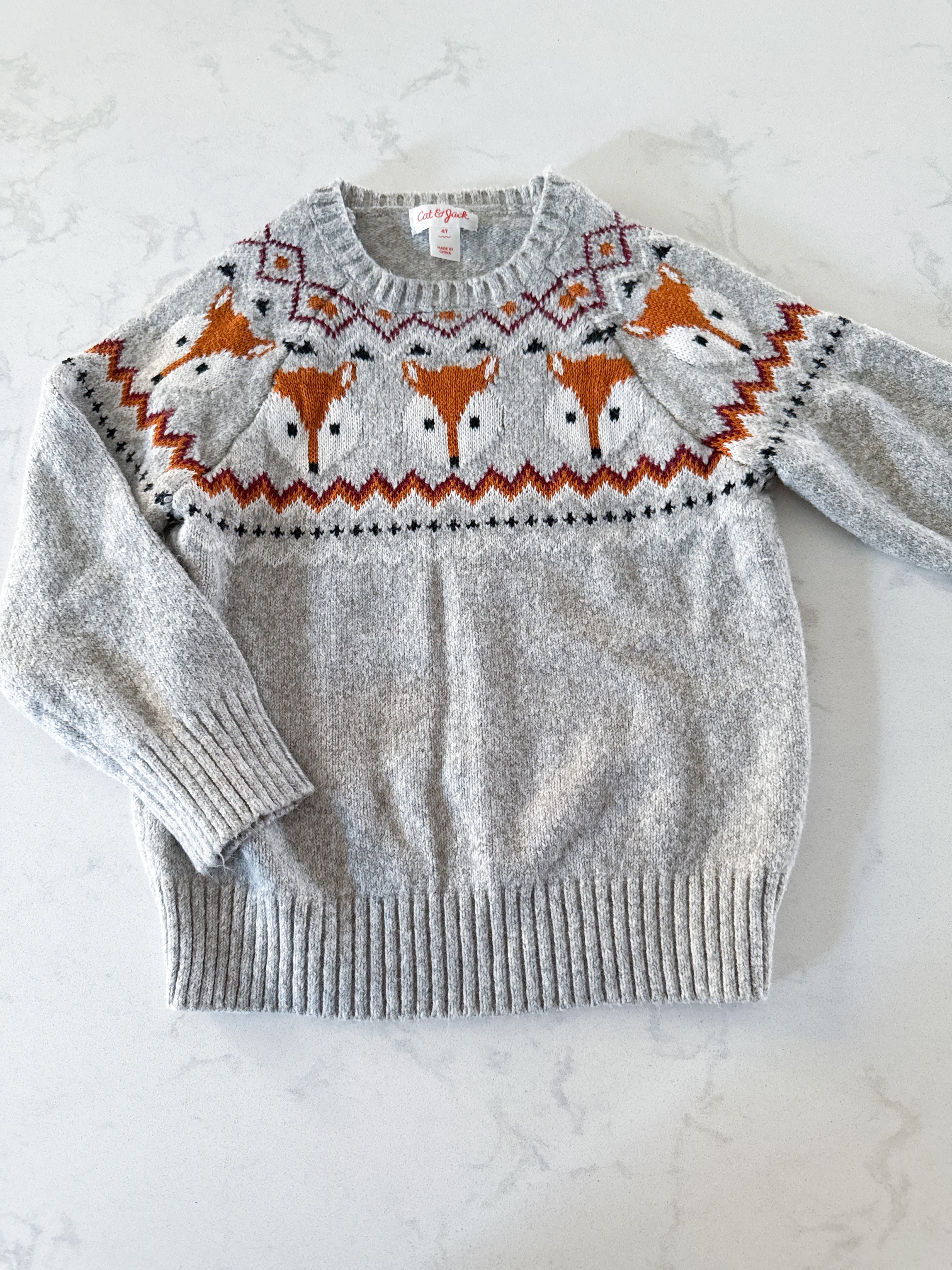 Cat and Jack-4T- VGUC- Grey knit sweater with foxes