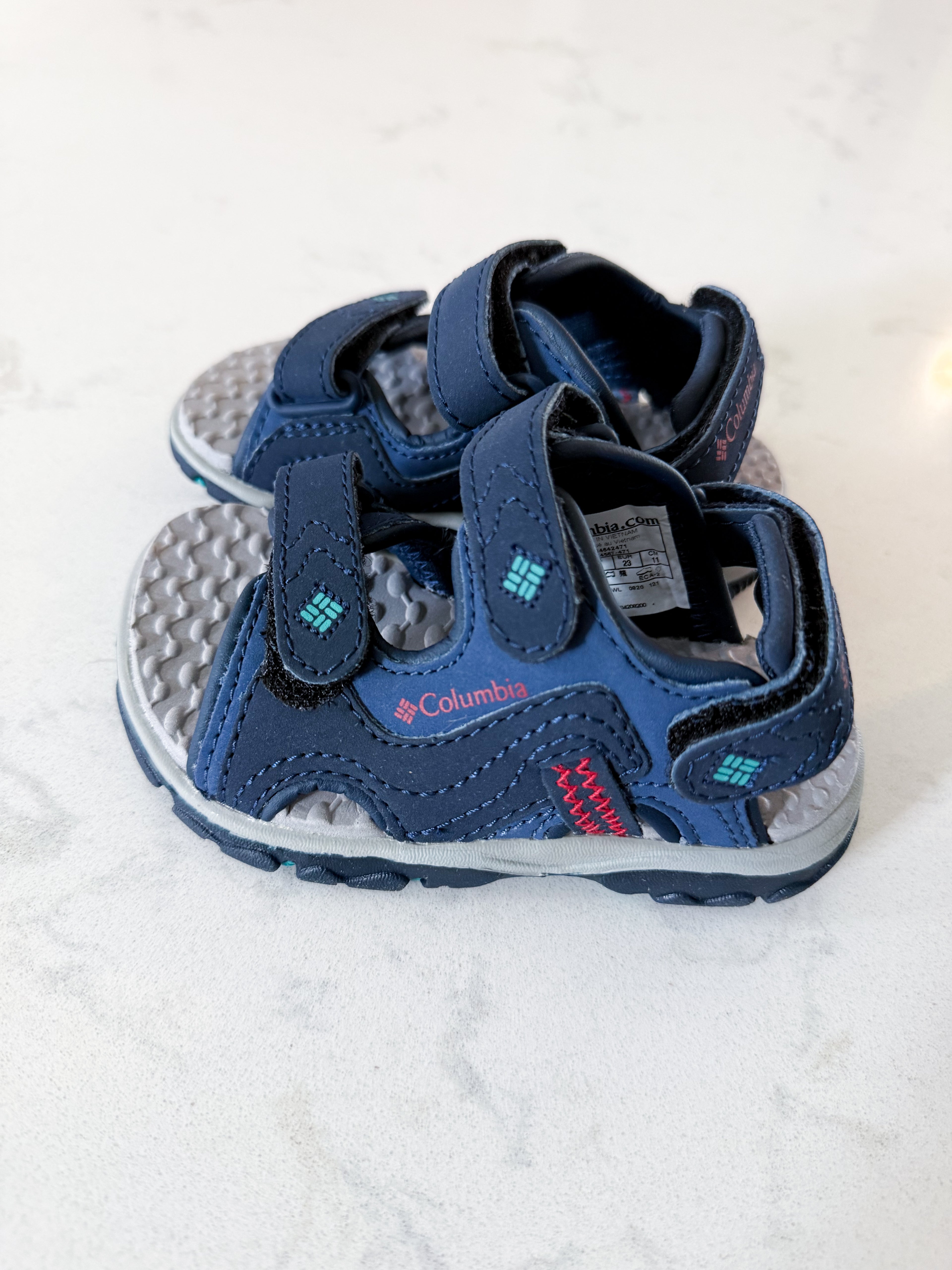 Columbia- 6C- BNWT- Velcro strap  sandals