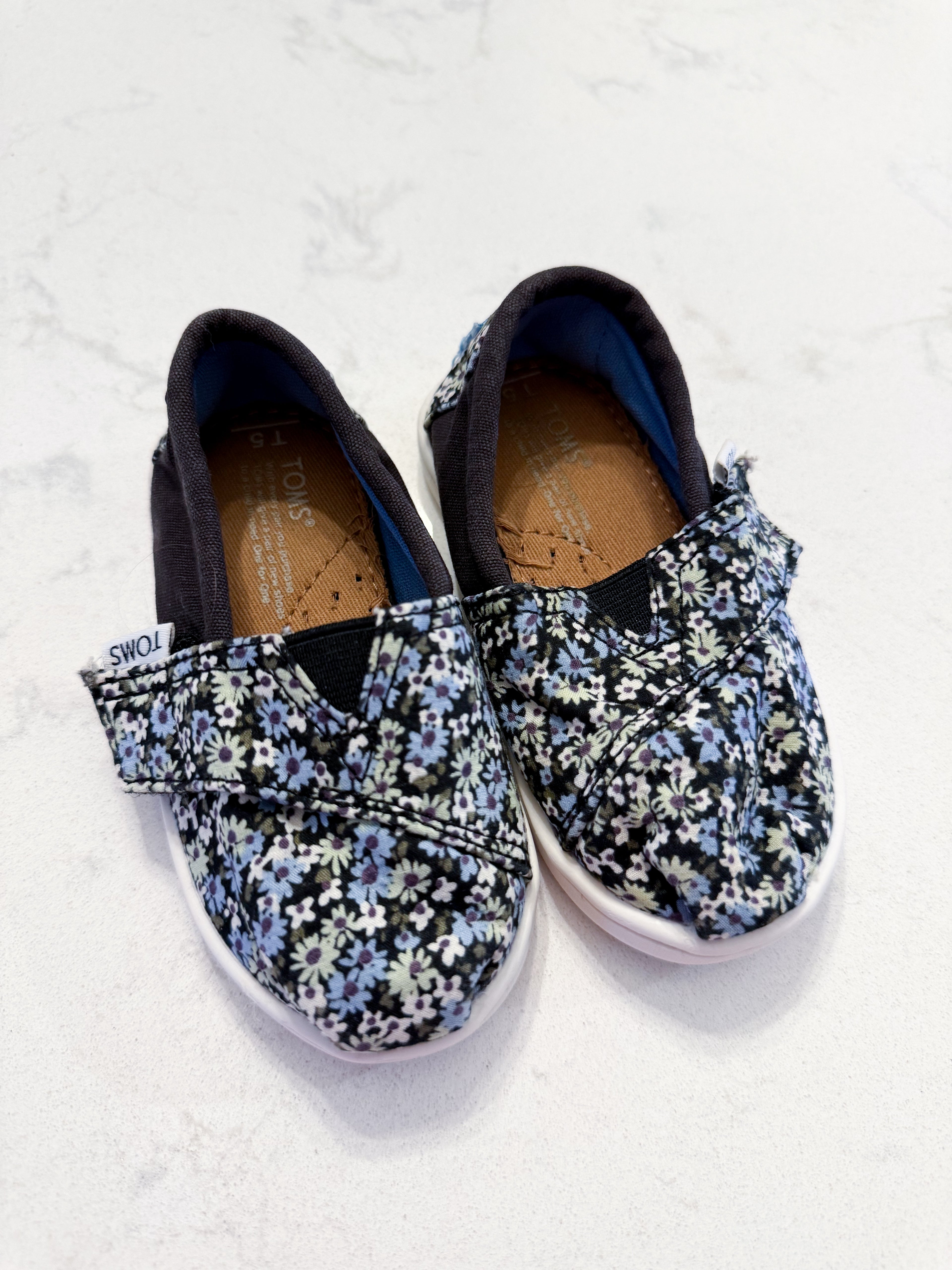 TOMS- 5T- VGUC- dark grey Canva shoes with floral pattern