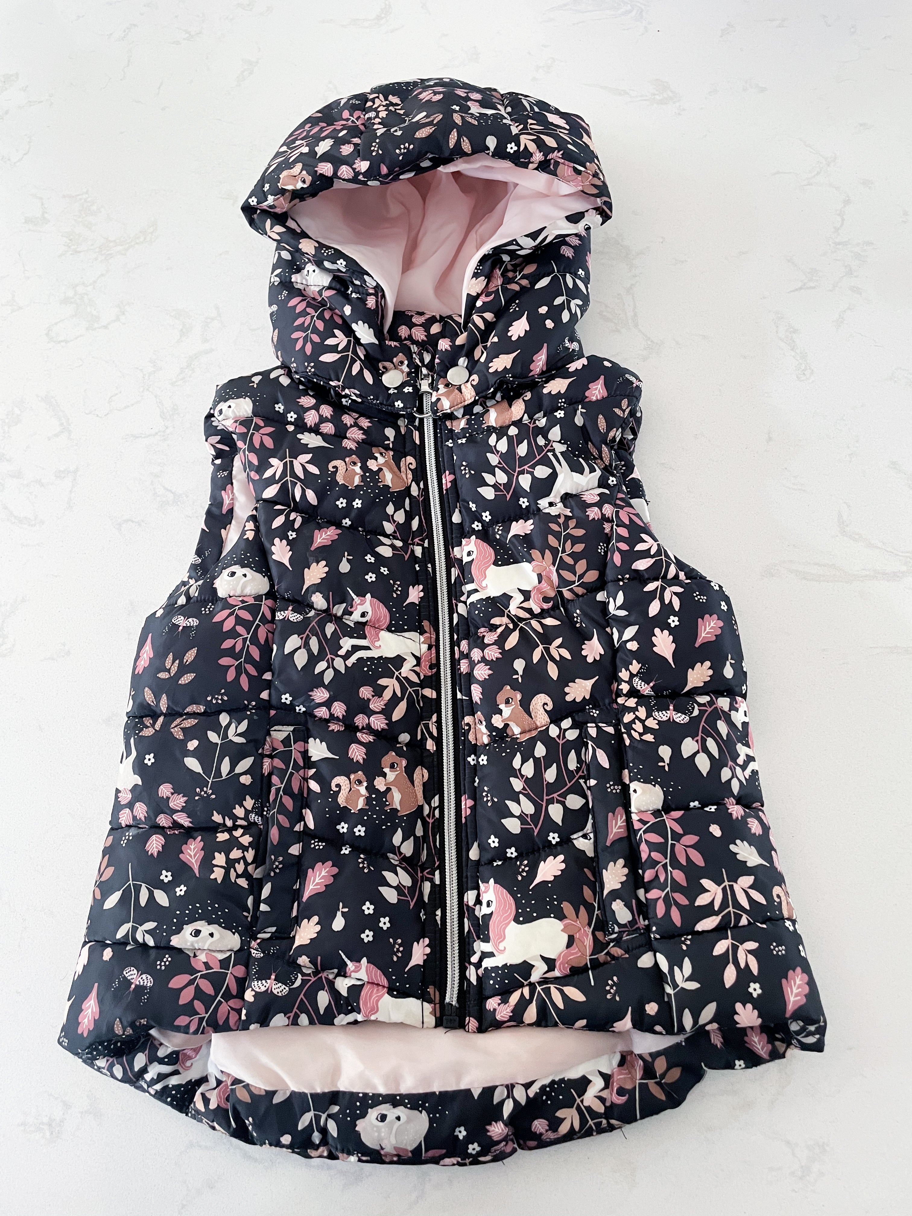 H&M-5/6Y-VGUC-black puffer vest with woodland animals