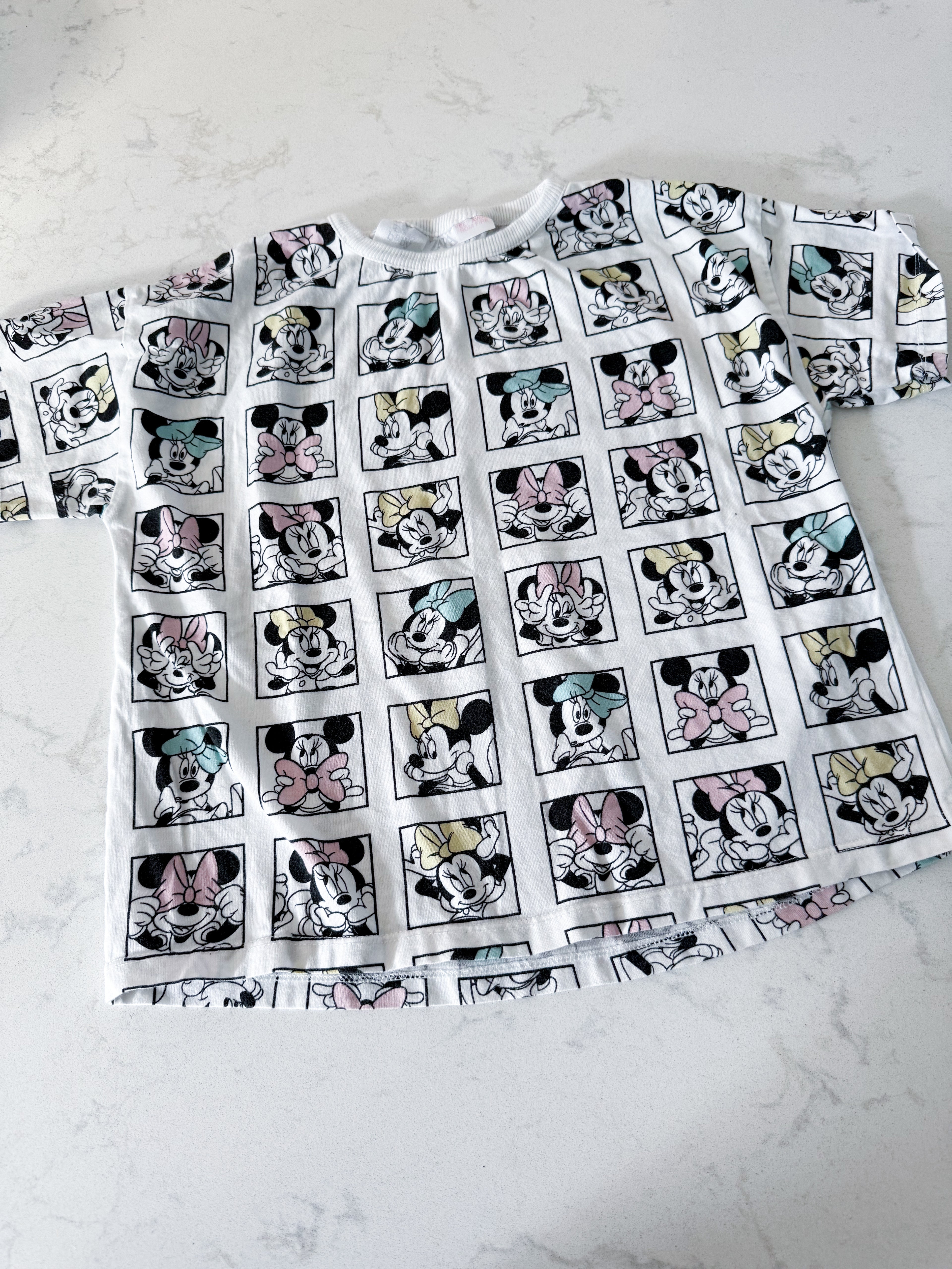 Zara- 4-5Y- VGUC- white t shirt with Minnie Mouse graphics