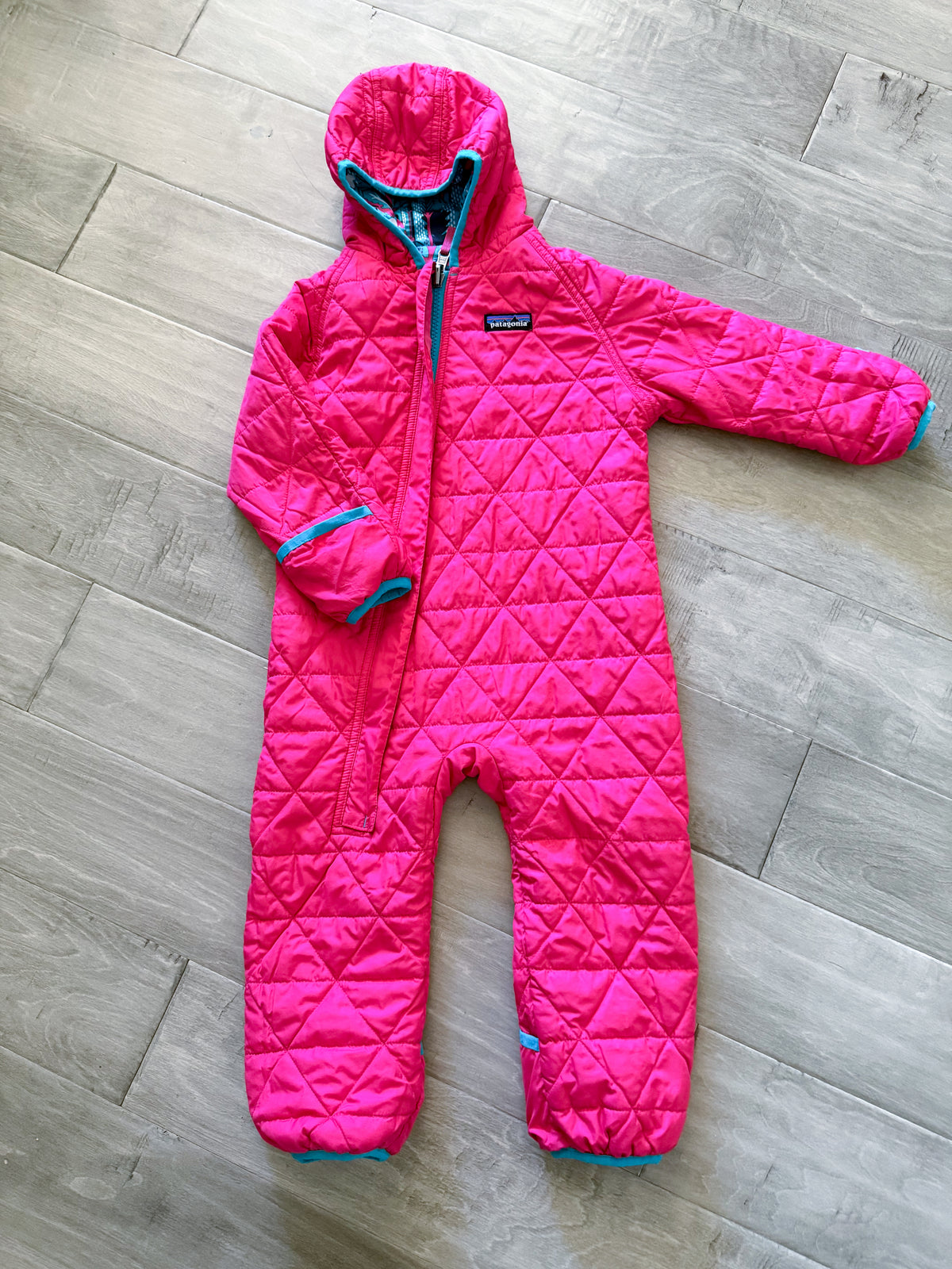 Patagonia- 12-18m- VGUC- reversible thin quilted bunting suit with fold over feet and hands