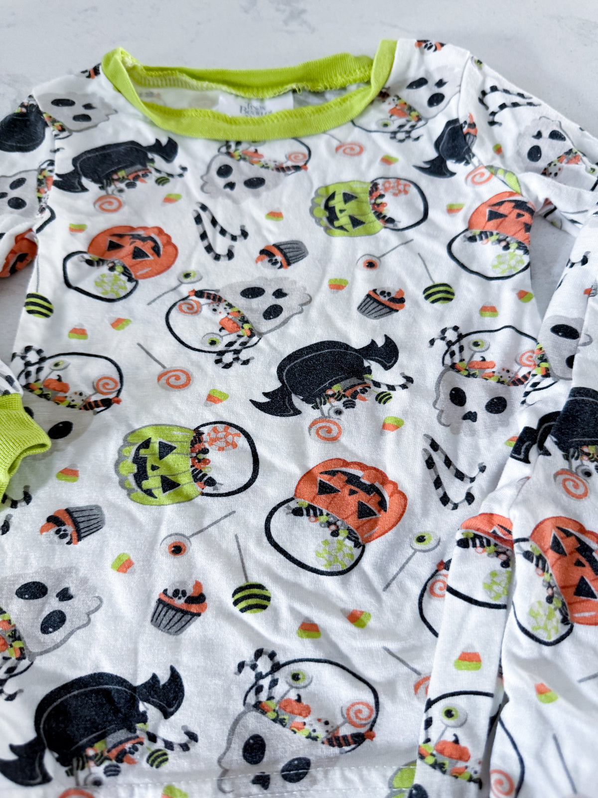 Très Beau et Belle- fits 6-12m- GUC- White and green bamboo pajamas with Halloween candy graphics
