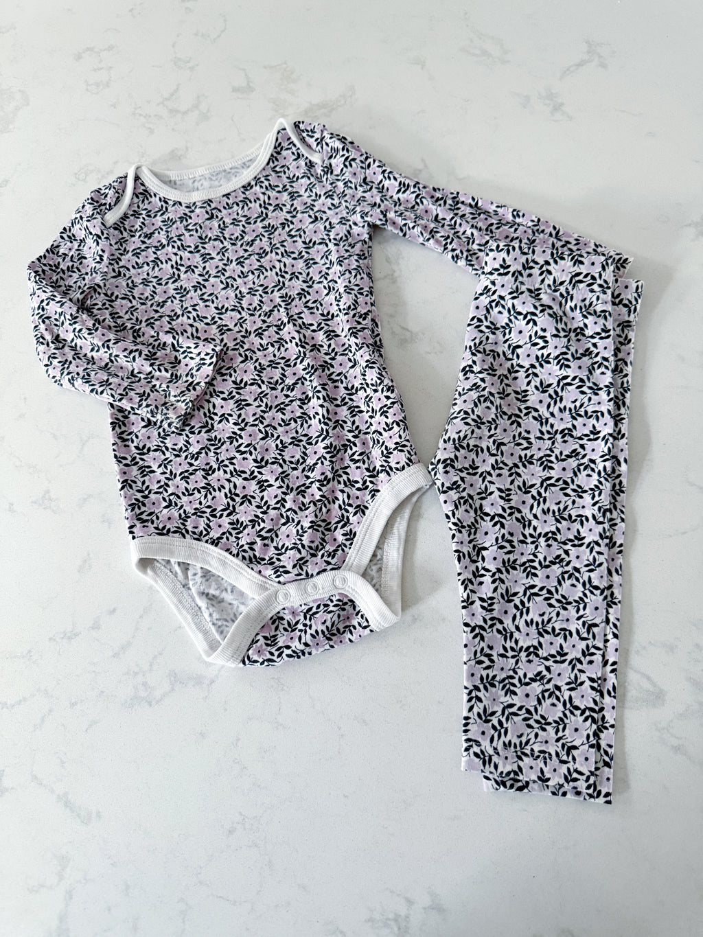 Joe Fresh- 6-12m- VGUC- white bodysuit with small purple flowers and matching leggings