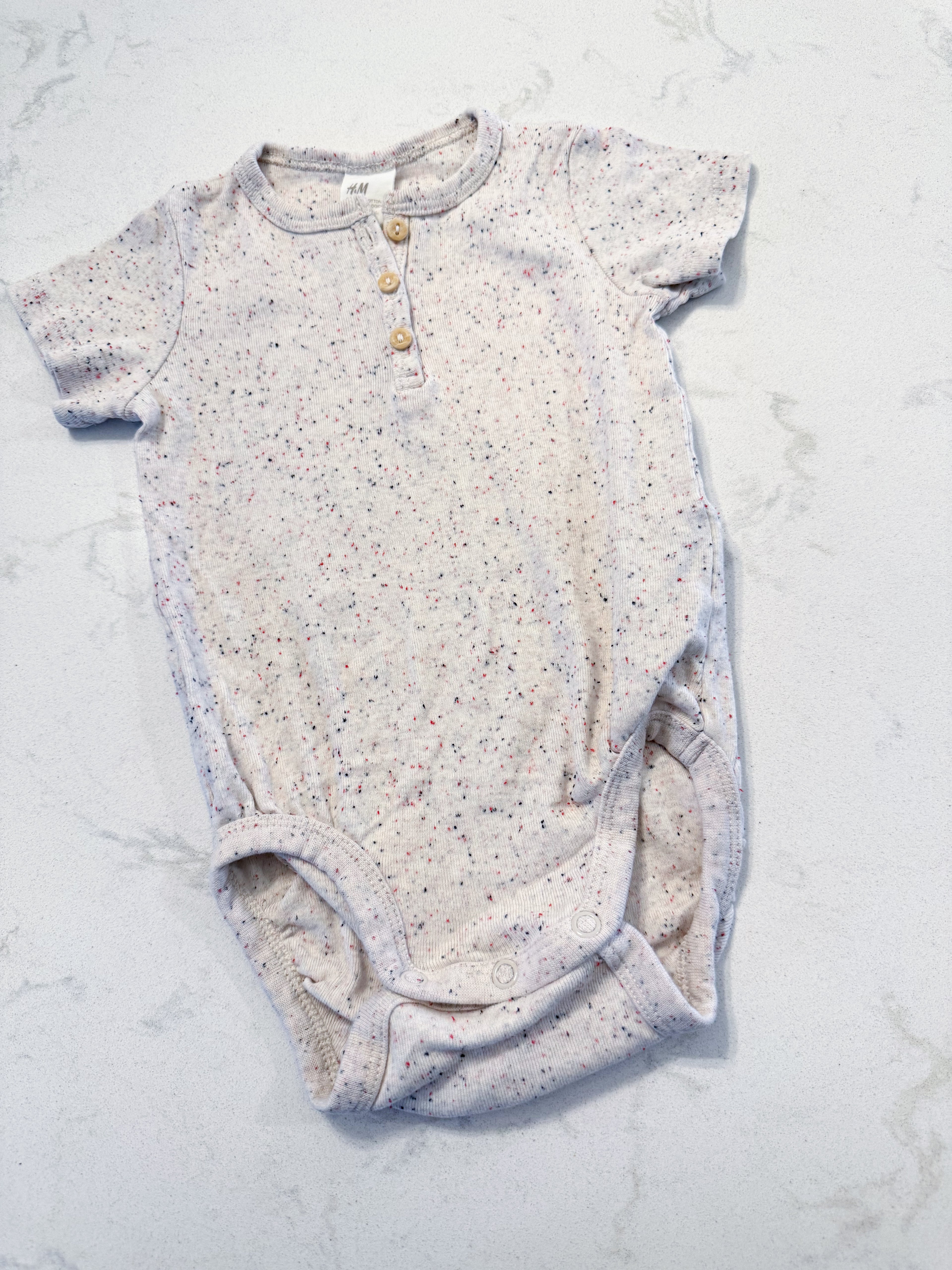 H&M- 9m- GUC- cream coloured speckled short sleeve bodysuit