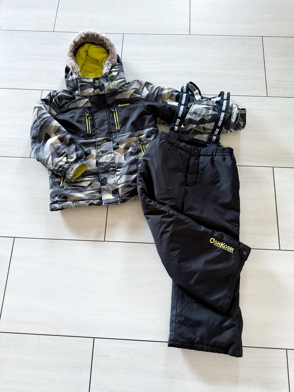 Oshkosh- 6Y- VGUC- bright green, black and grey two piece snow suit