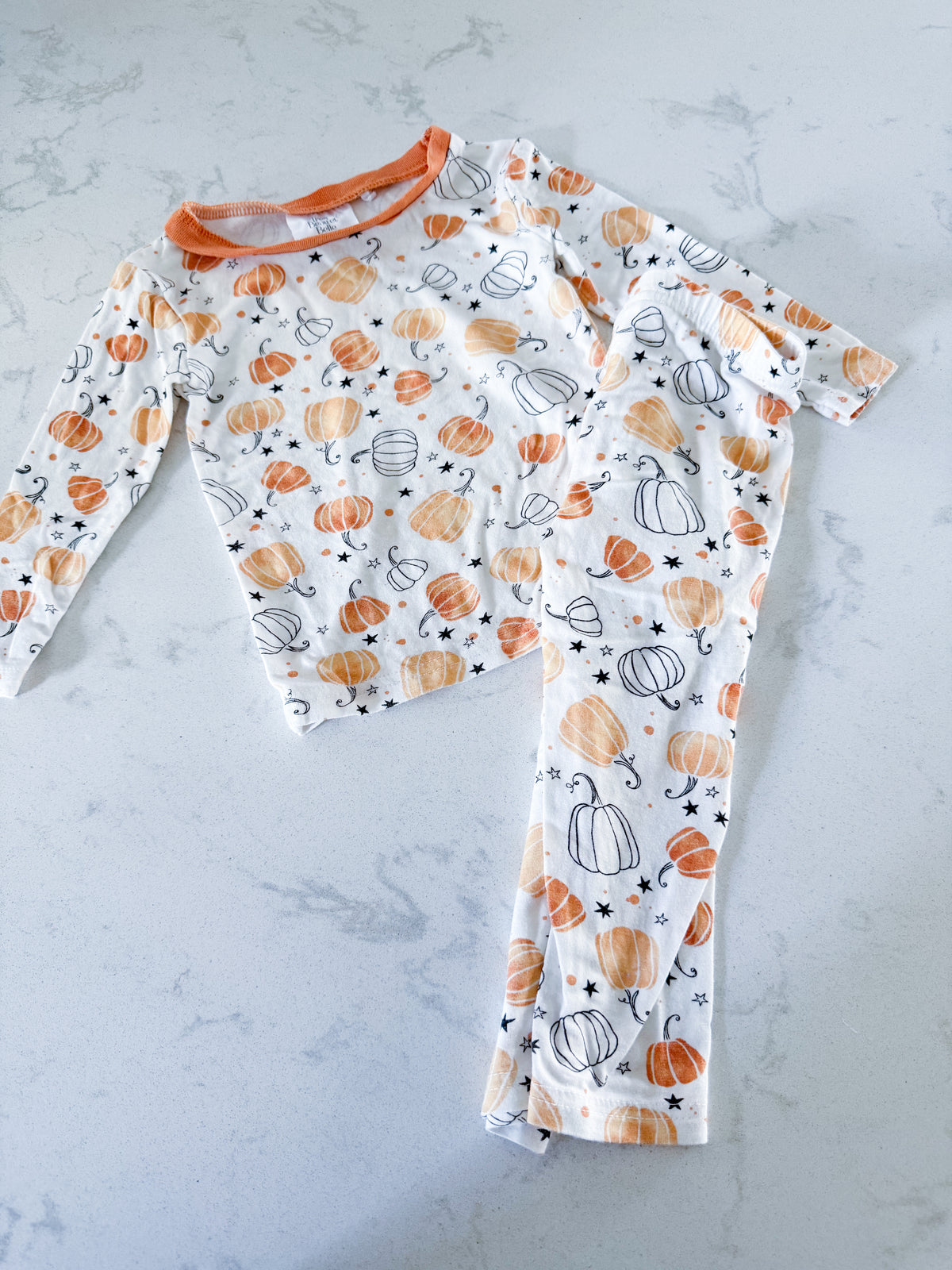 Très Beau et Belle- 6-12m- GUC- White long sleeve bamboo Jammies with pumpkin graphics