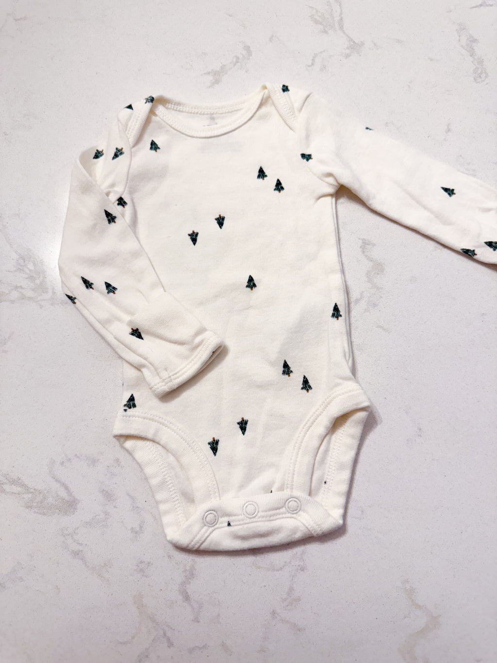 Carter’s- newborn- GUC- long sleeve cream coloured bodysuit with trees
