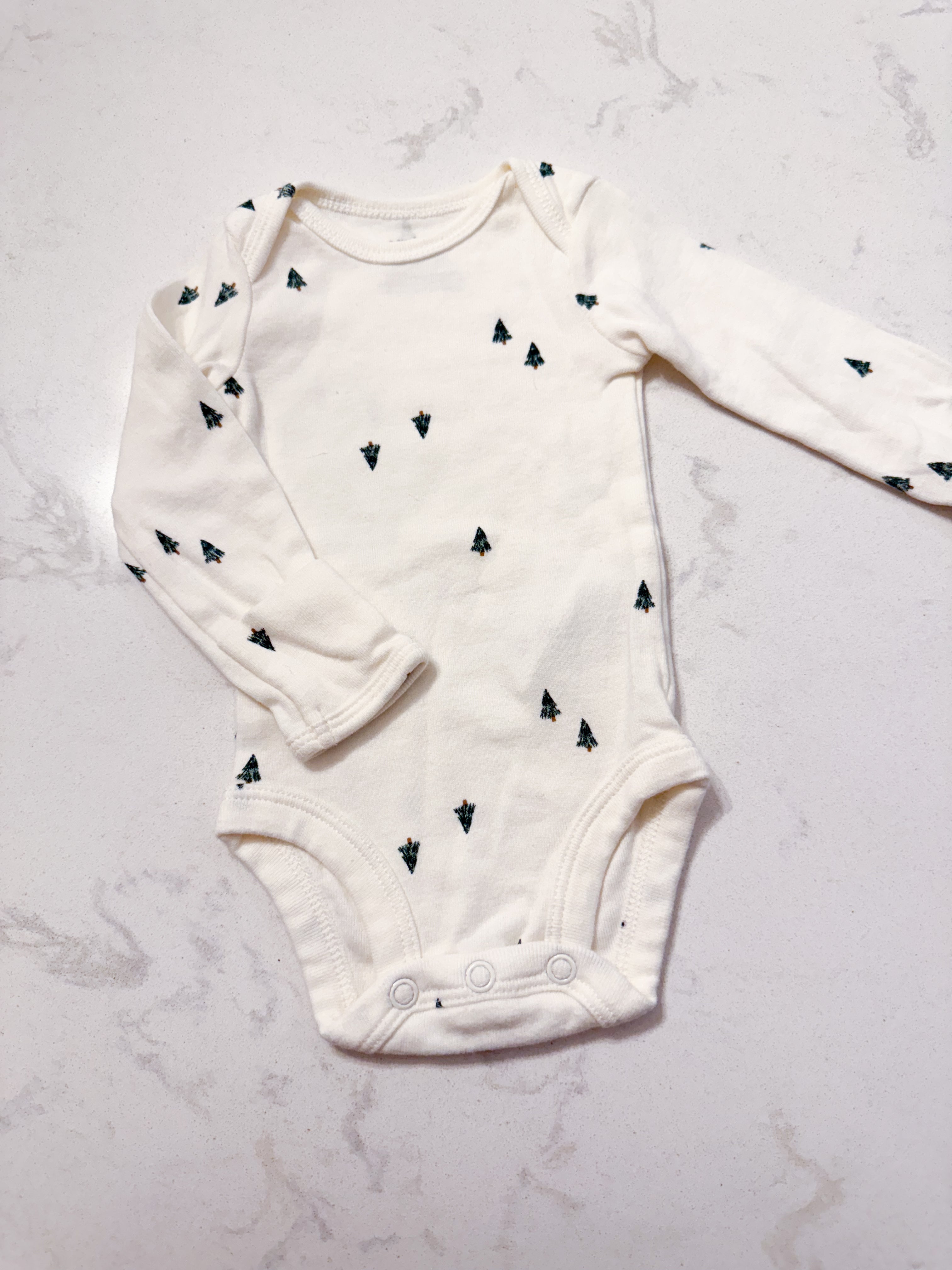 Carter’s- newborn- GUC- long sleeve cream coloured bodysuit with trees