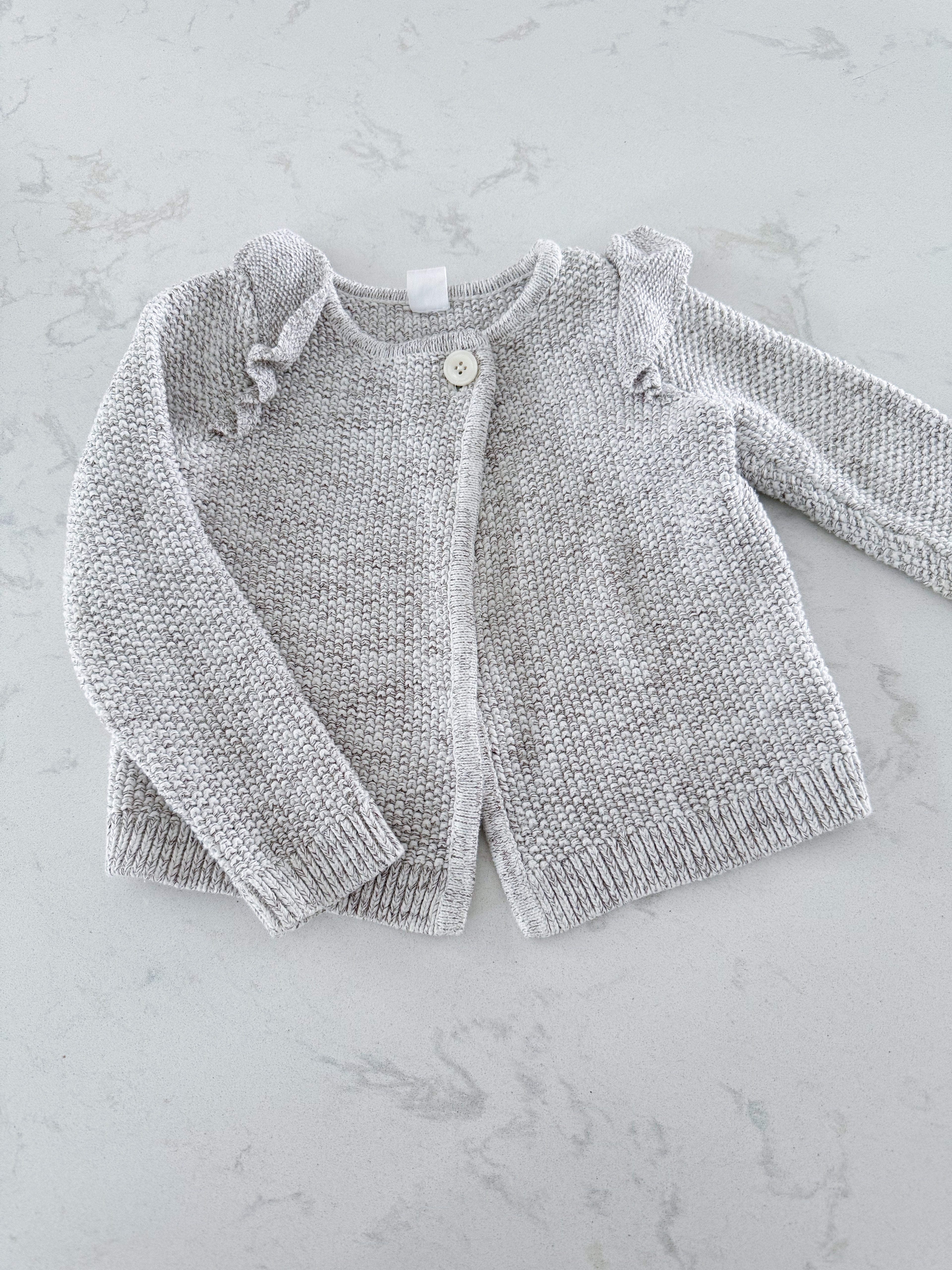 Gap- 4Y- VGUC- light beige knit cardigan with top button