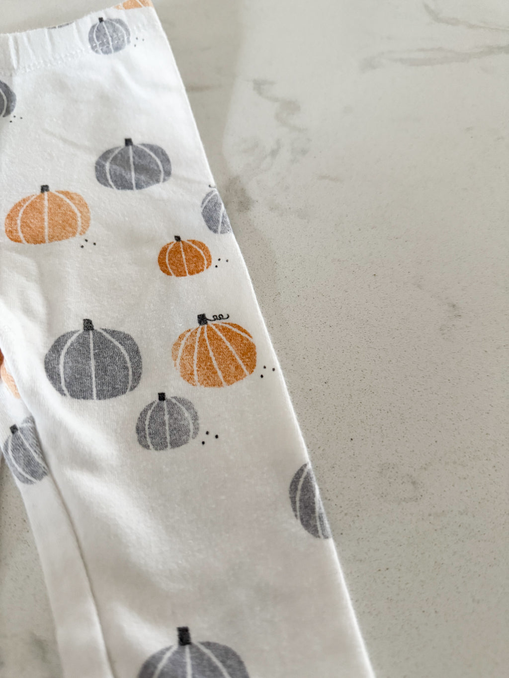 Firsts by Petit Lem- 3m- GUC- White leggings with grey and orange pumpkins