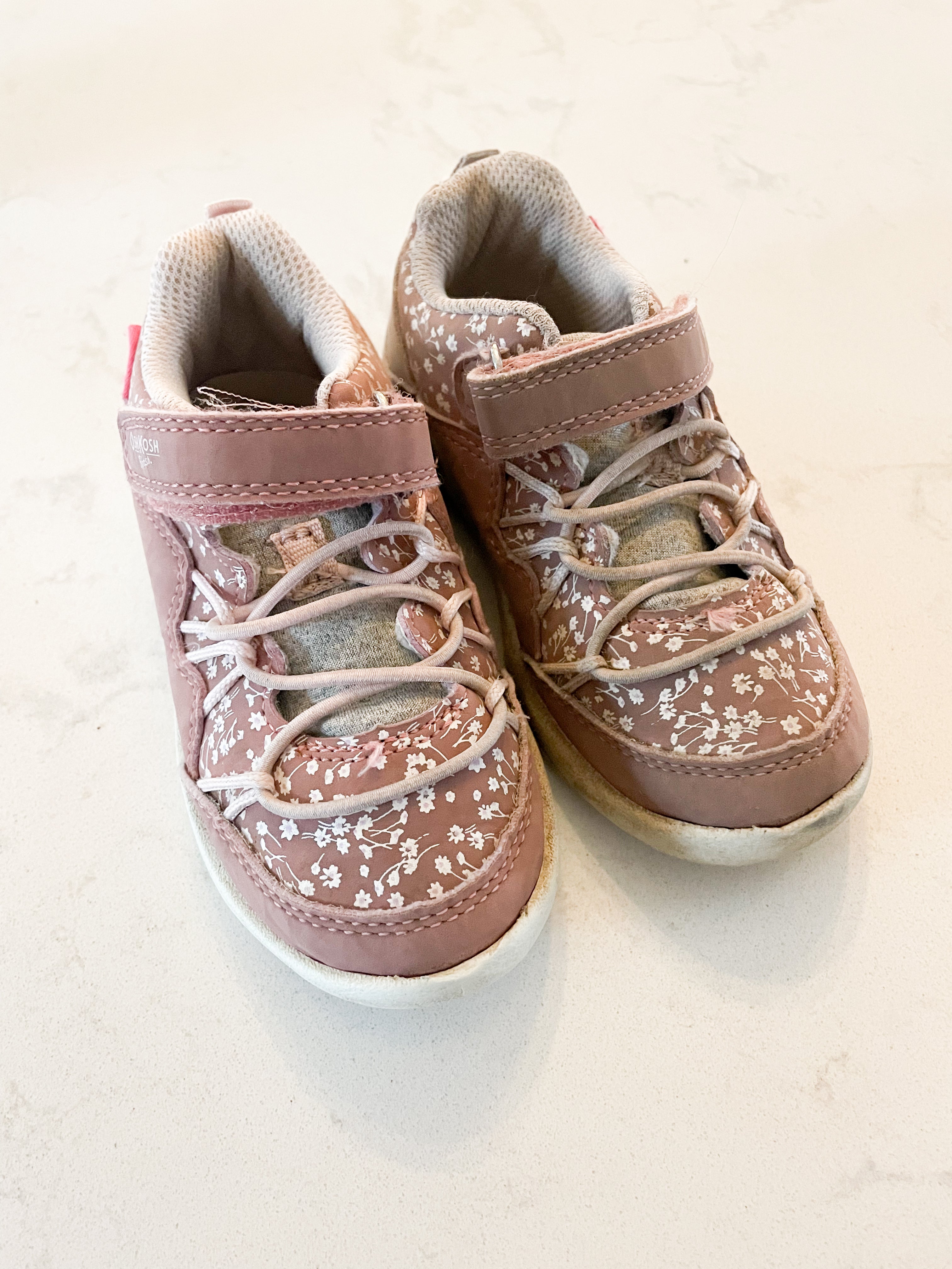 Oshkosh- 7C- PLAY- pink Velcro shoes with floral pattern