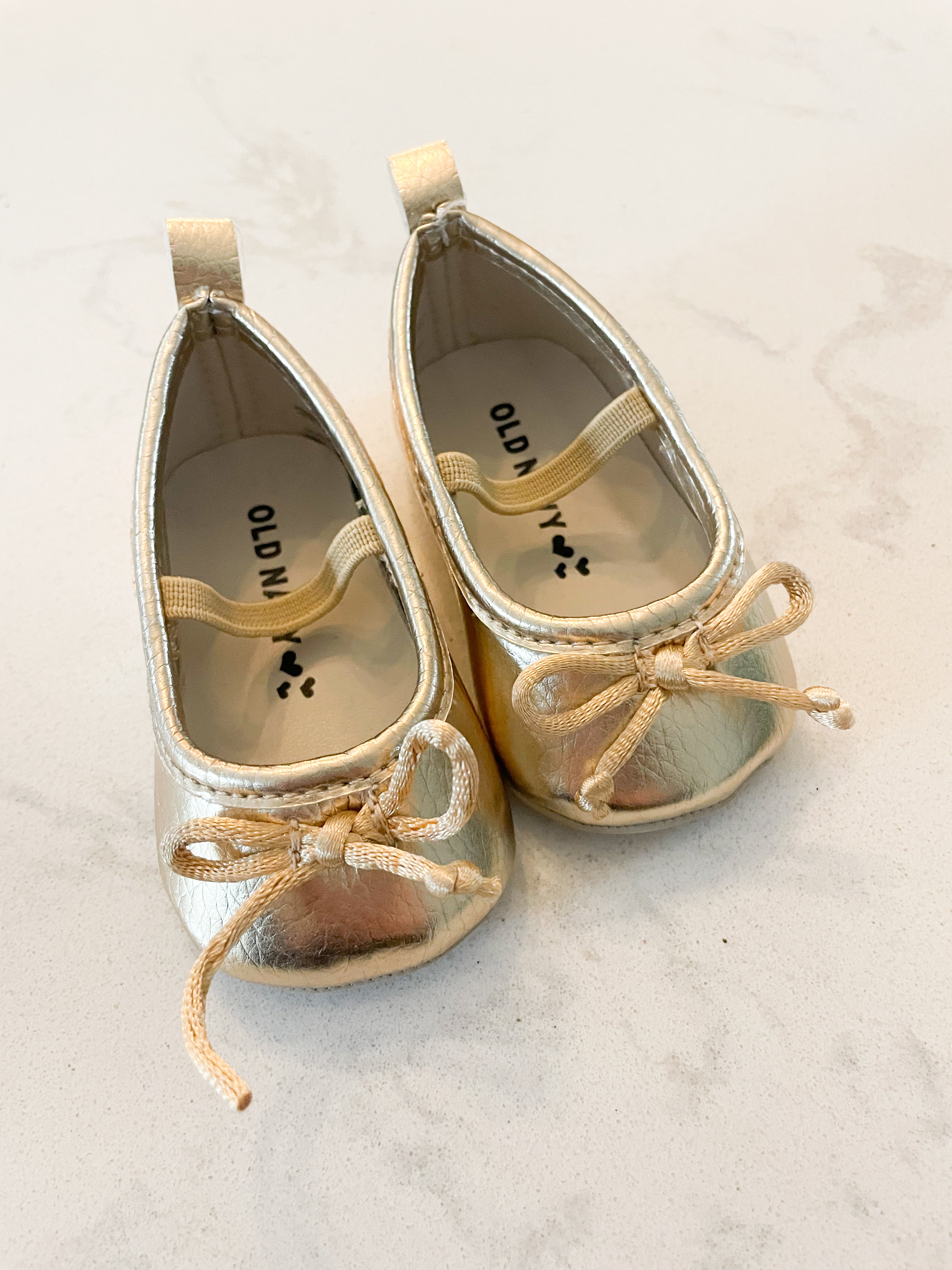Old Navy-0-3m- VGUC- shiny gold flats with bow