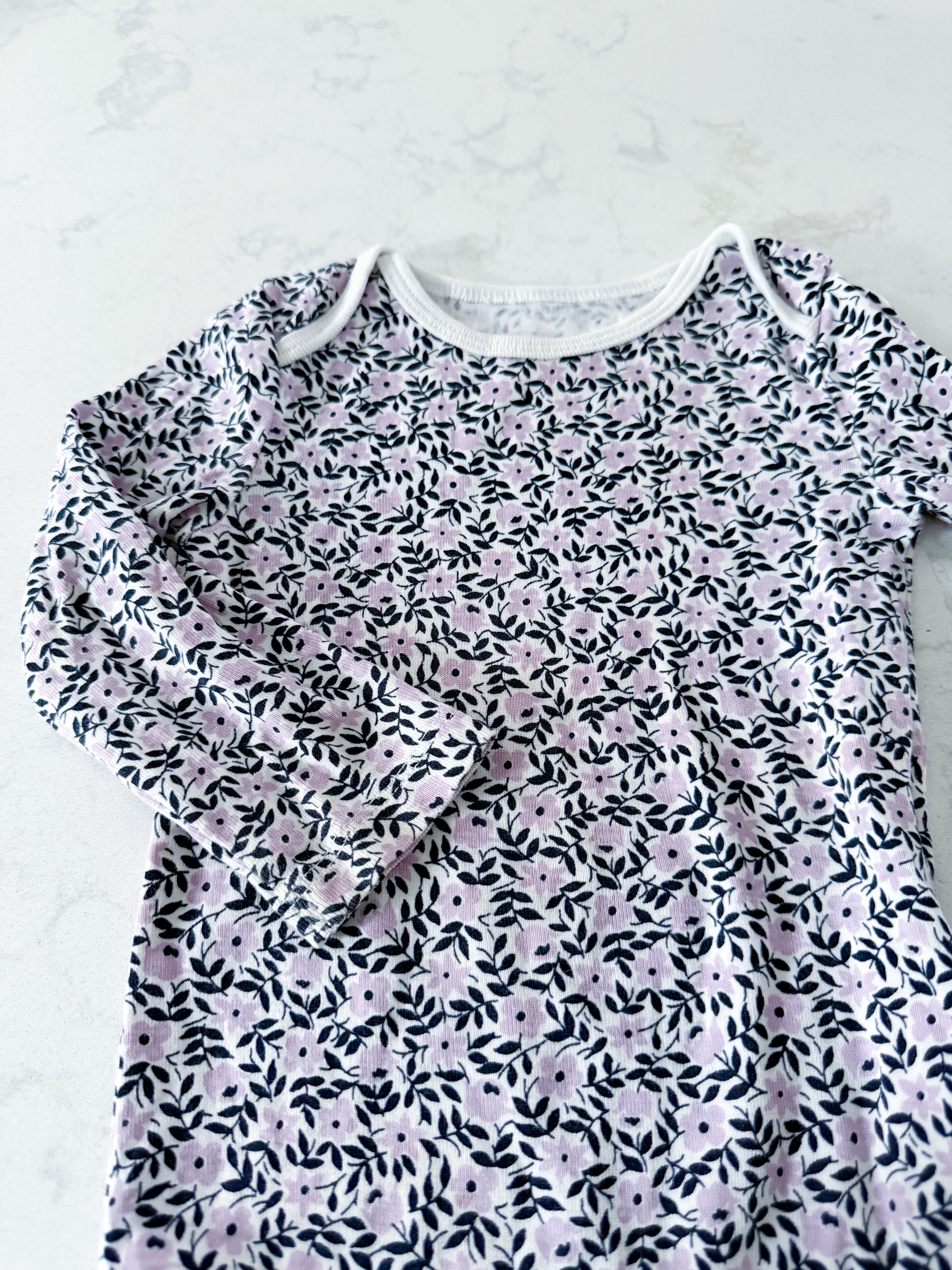 Joe Fresh- 6-12m- VGUC- white bodysuit with small purple flowers and matching leggings