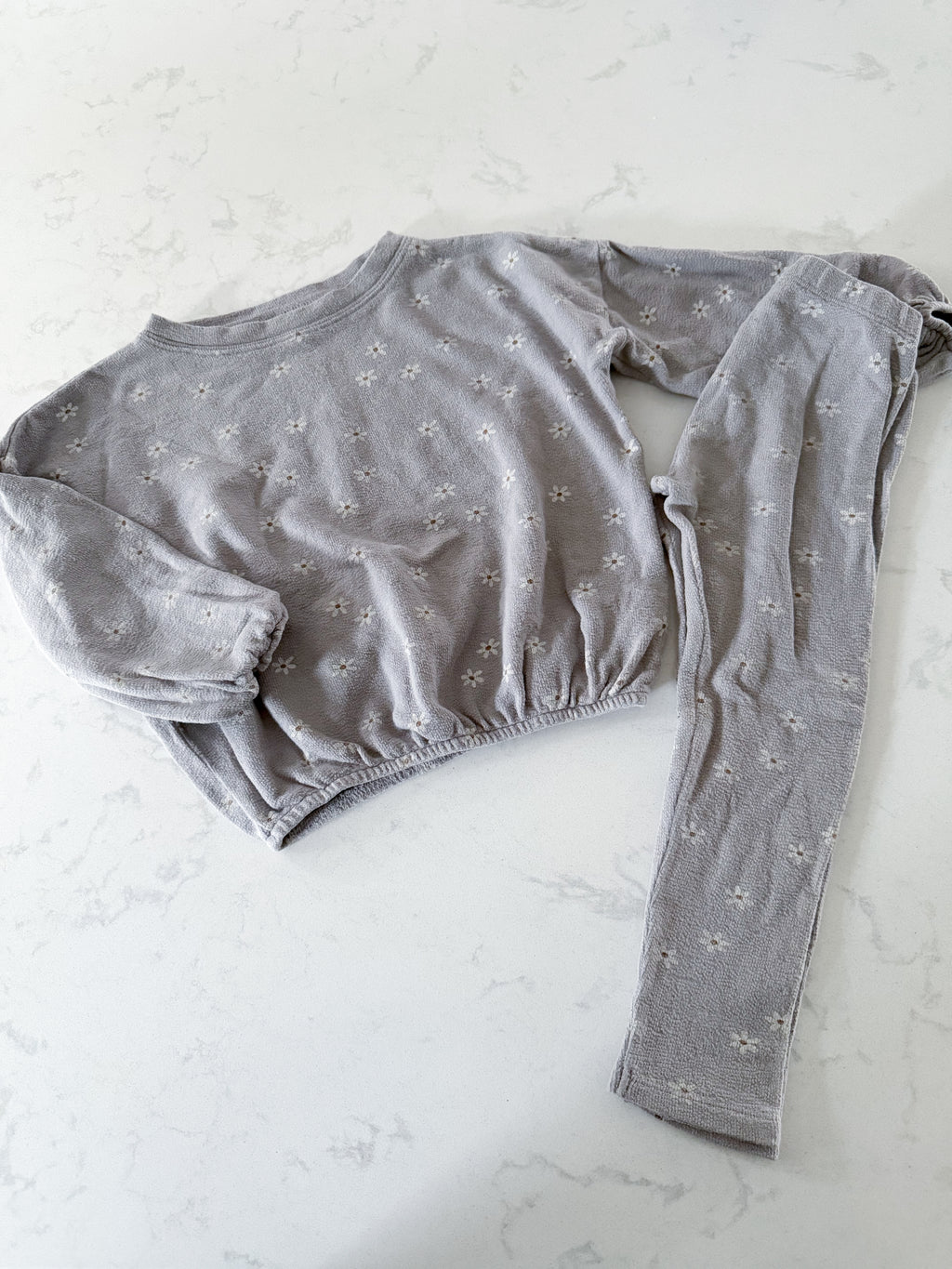 Rylee and Cru- 2-3Y- GUC- light grey sweat suit with white daisies