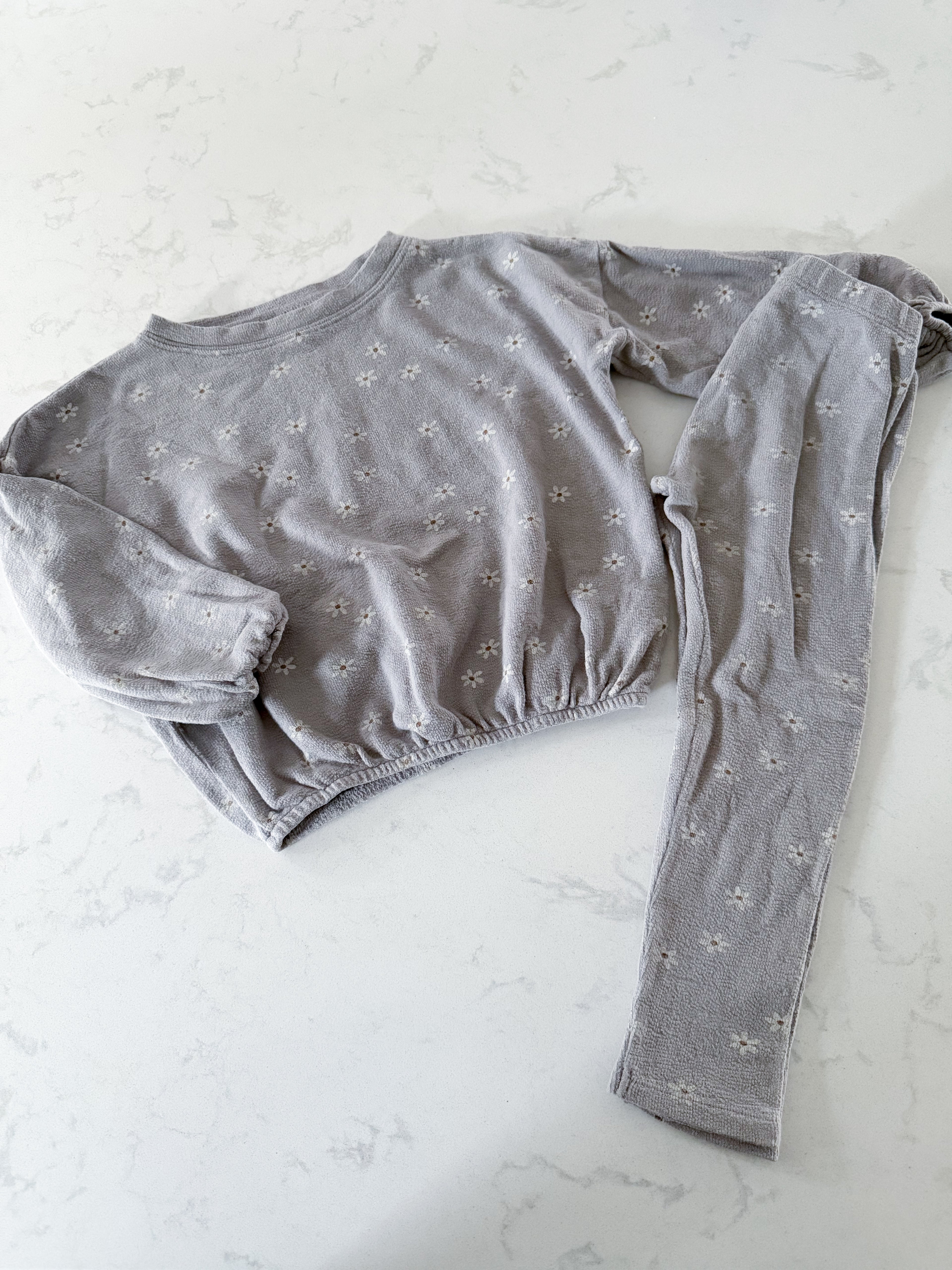 Rylee and Cru- 2-3Y- GUC- light grey sweat suit with white daisies