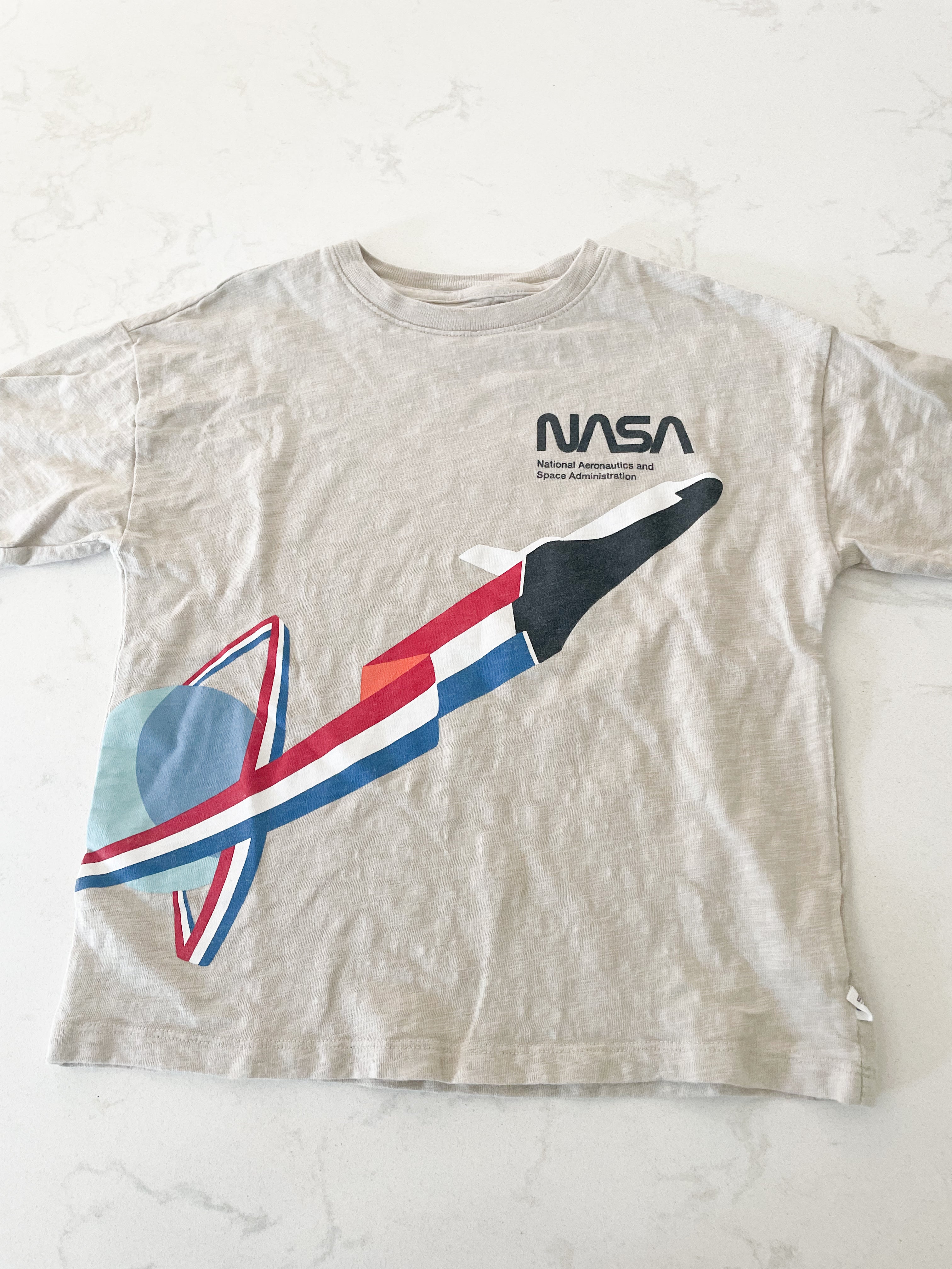 Gap Kids- 6-7Y-GUC- beige t shirt with rocket ship