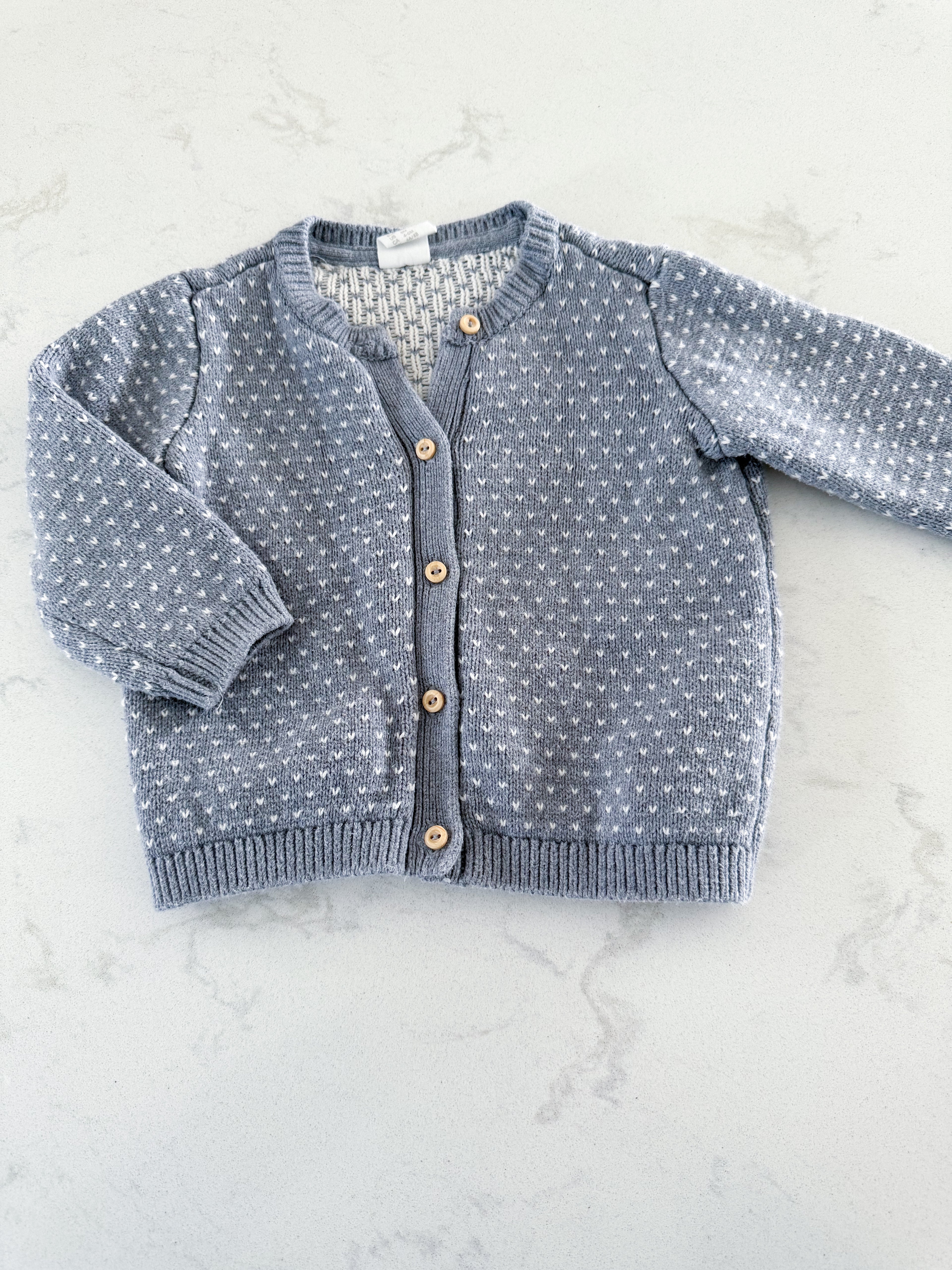 H&M- 4-6m- VGUC- blueish grey button up cardigan with white speckles