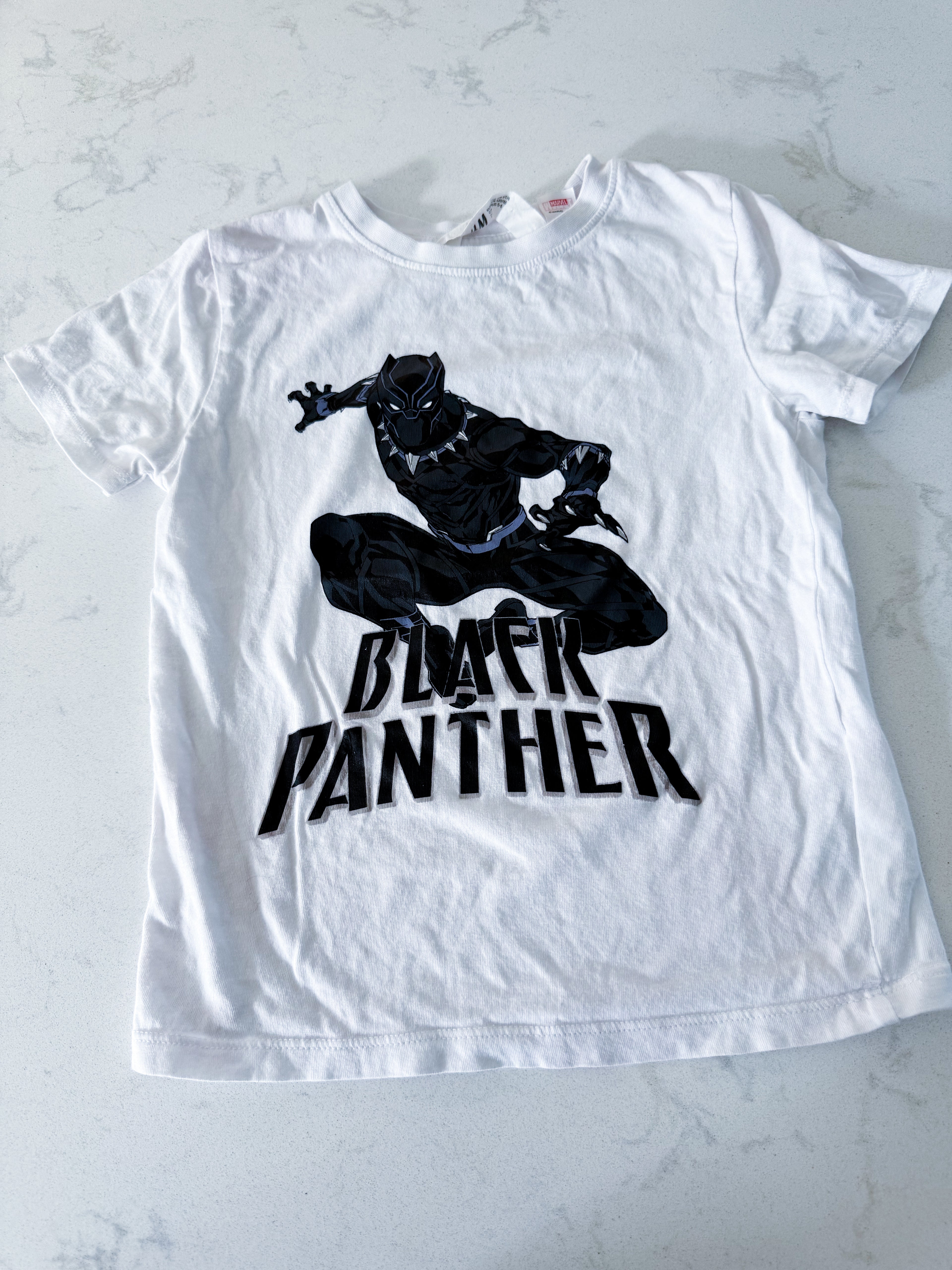 H&M- 5/6Y- VGUC- white t shirt with black panther graphic